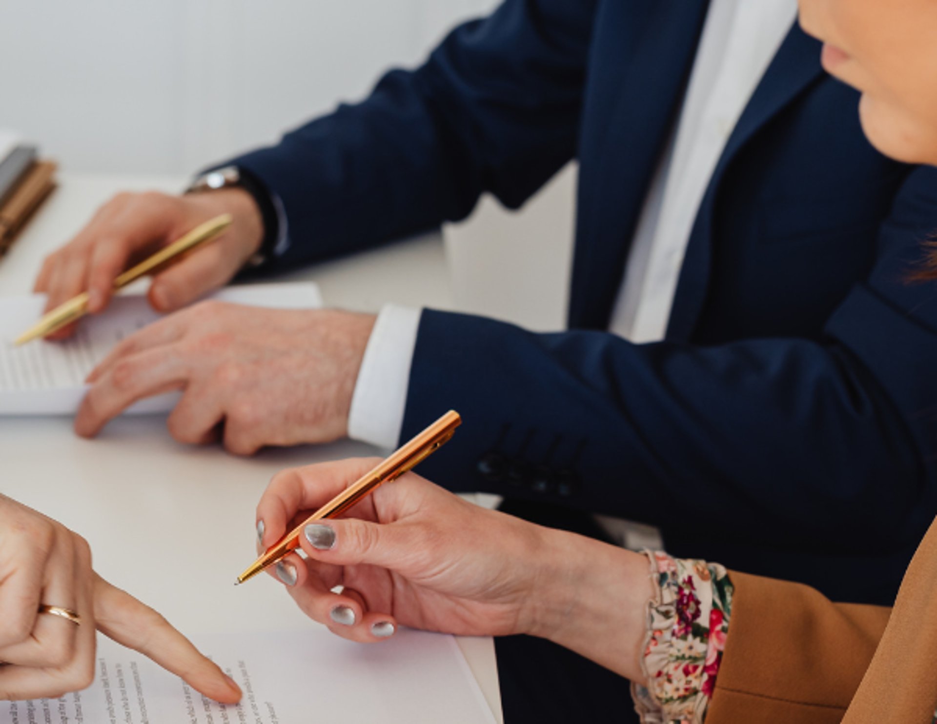 gray computer monitor