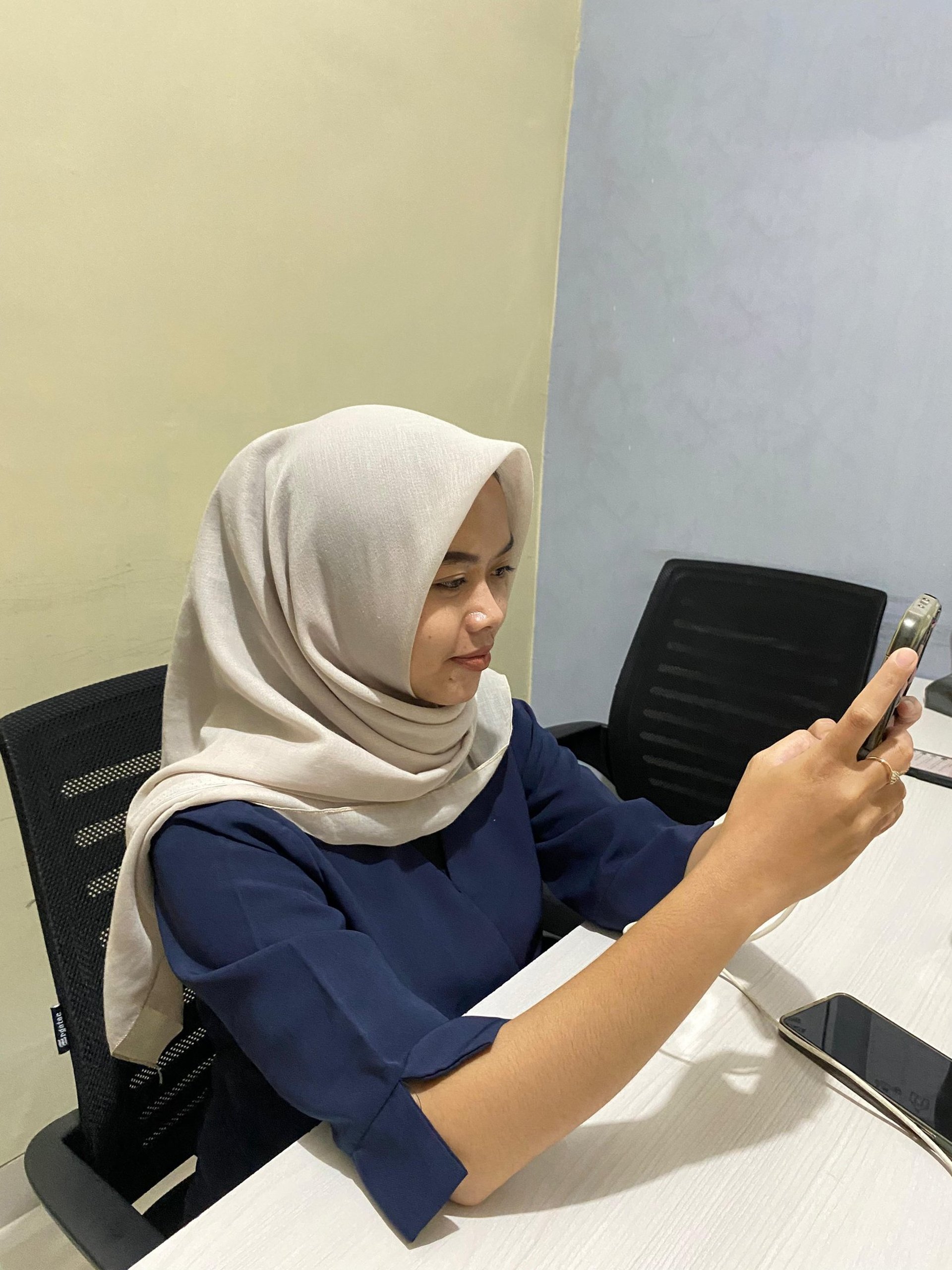 gray computer monitor