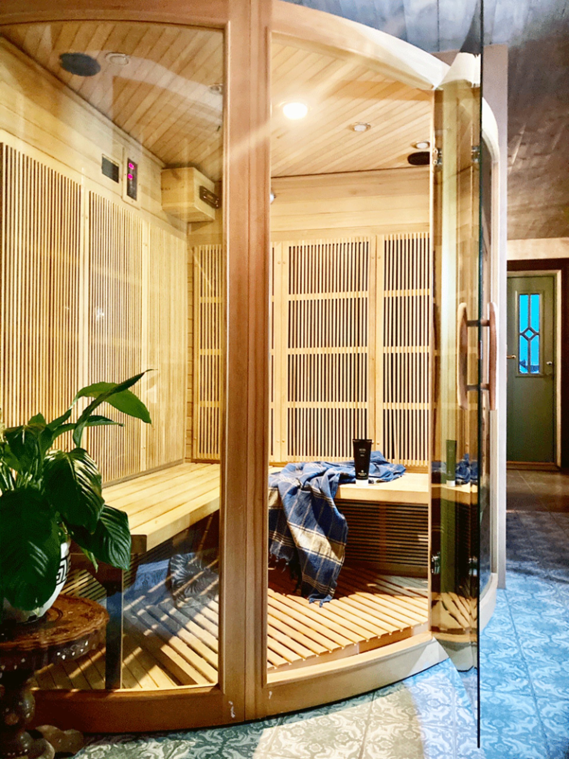 gray computer monitor