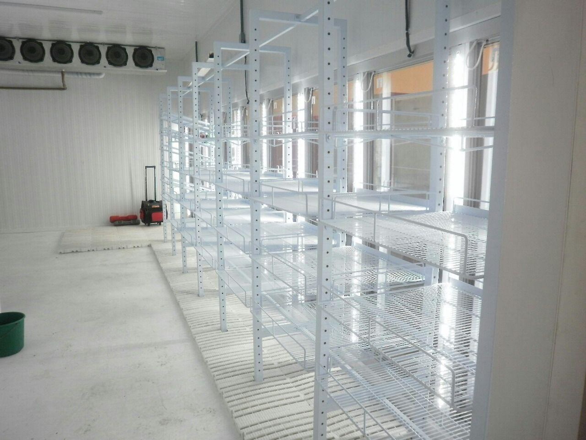 gray computer monitor