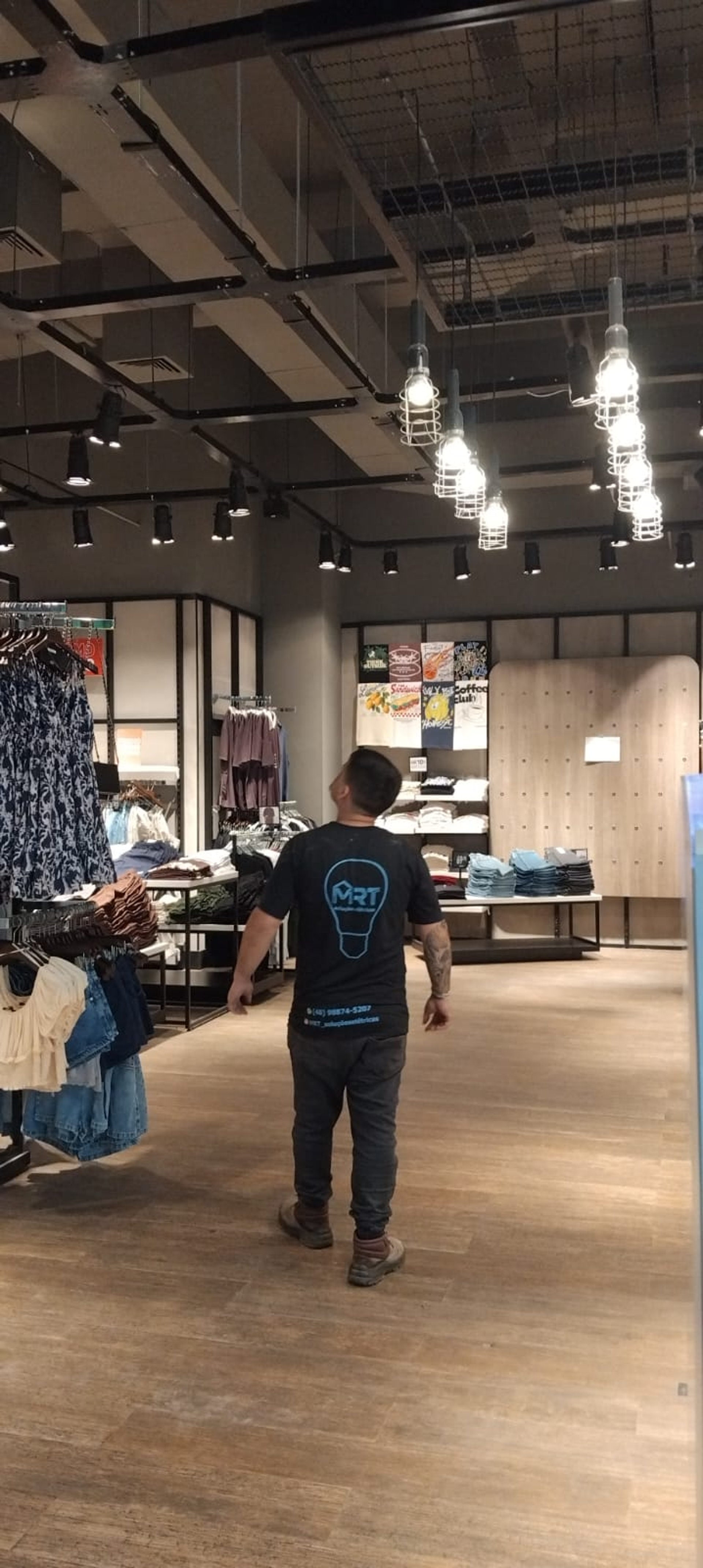 gray computer monitor