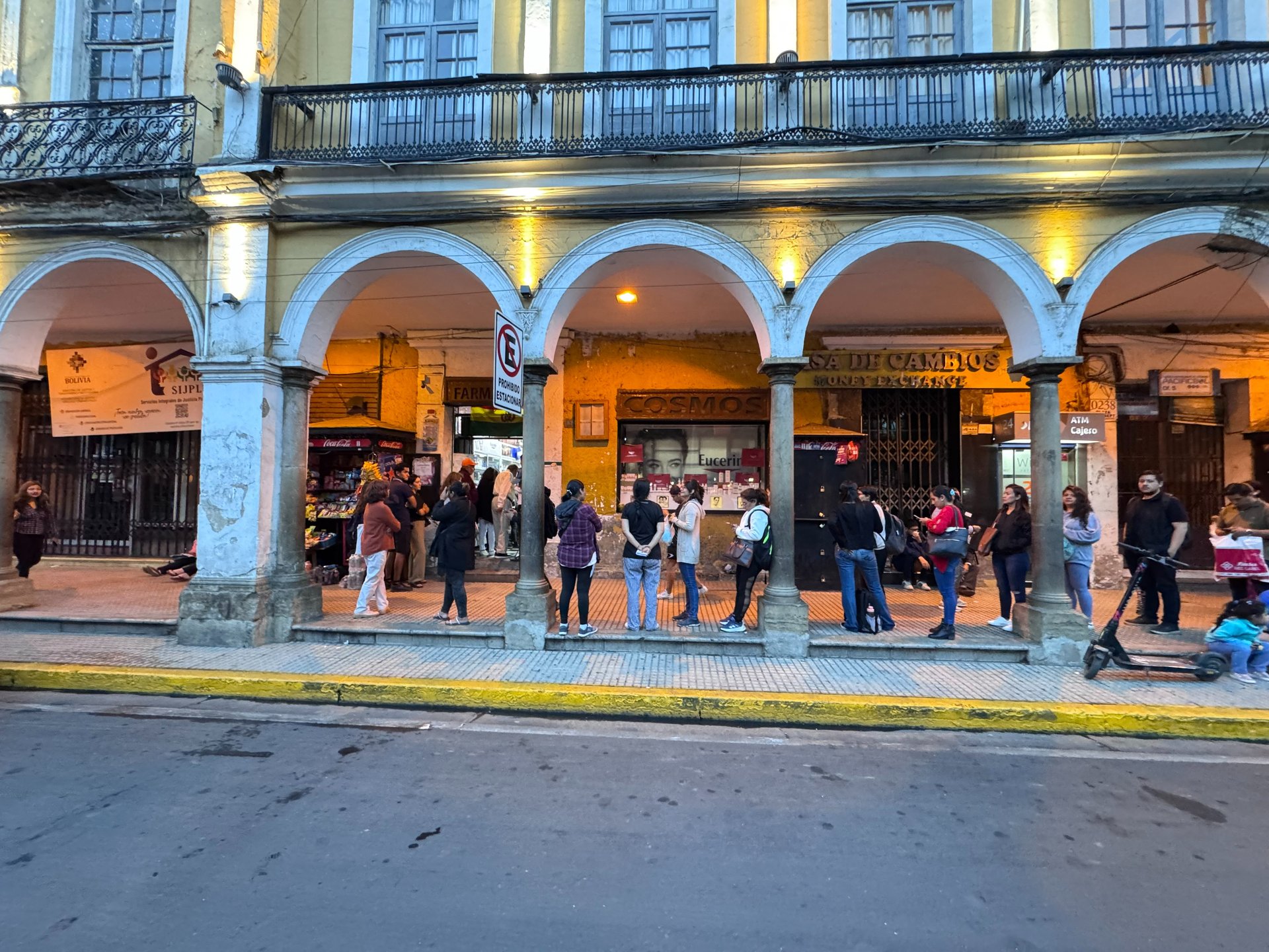 gray computer monitor