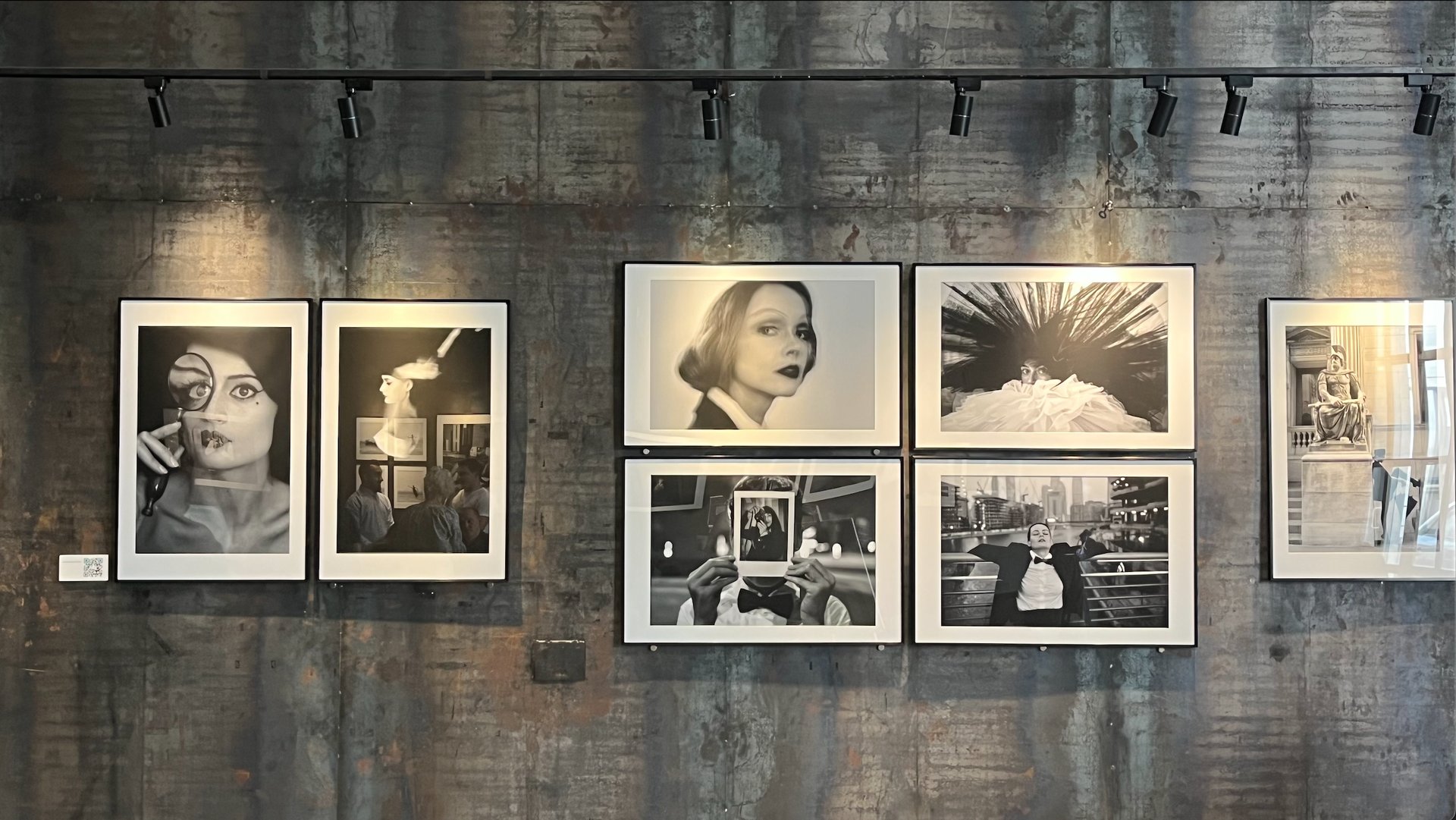 a group of chairs sitting outside of a building