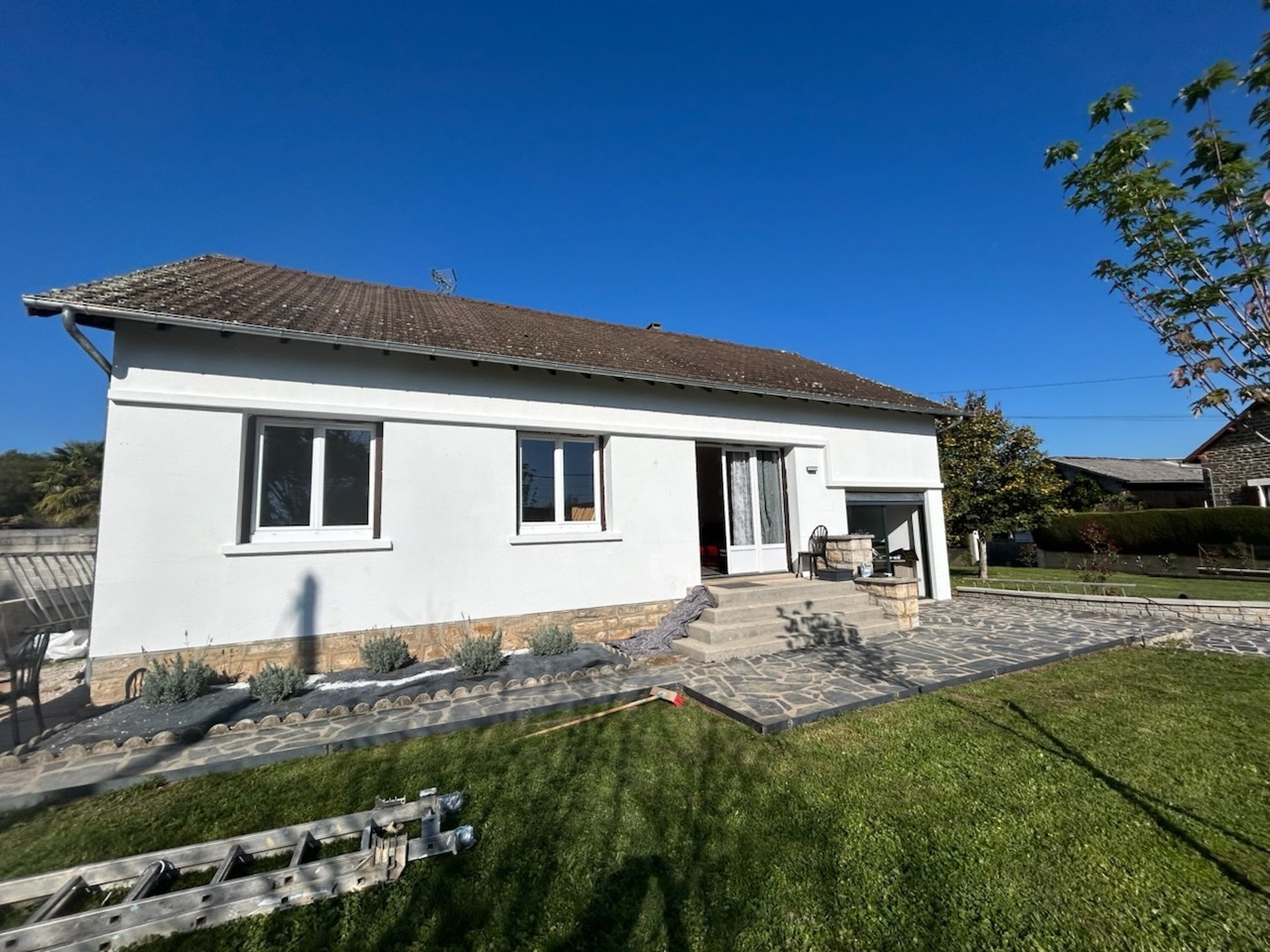 gray computer monitor