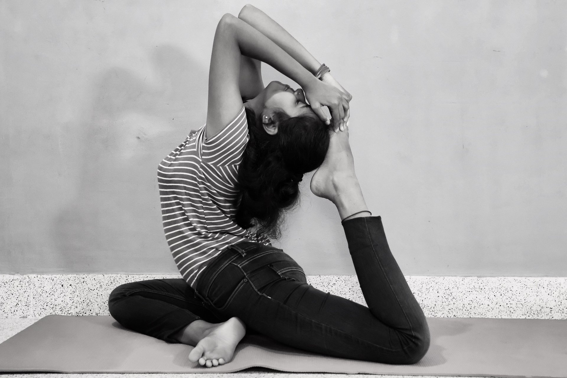 black and white bed linen