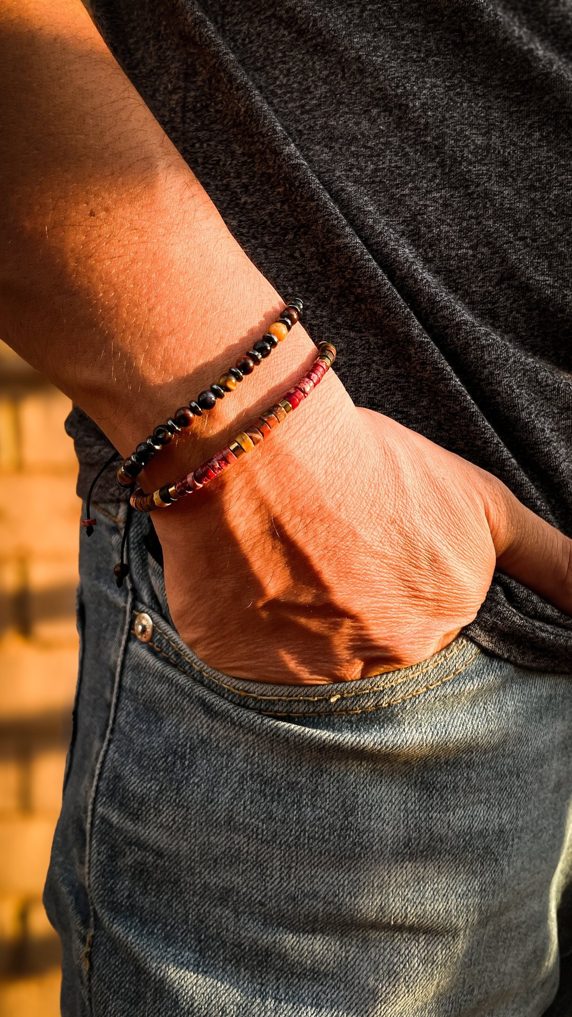 mano con pulseras de piedras de jaspe