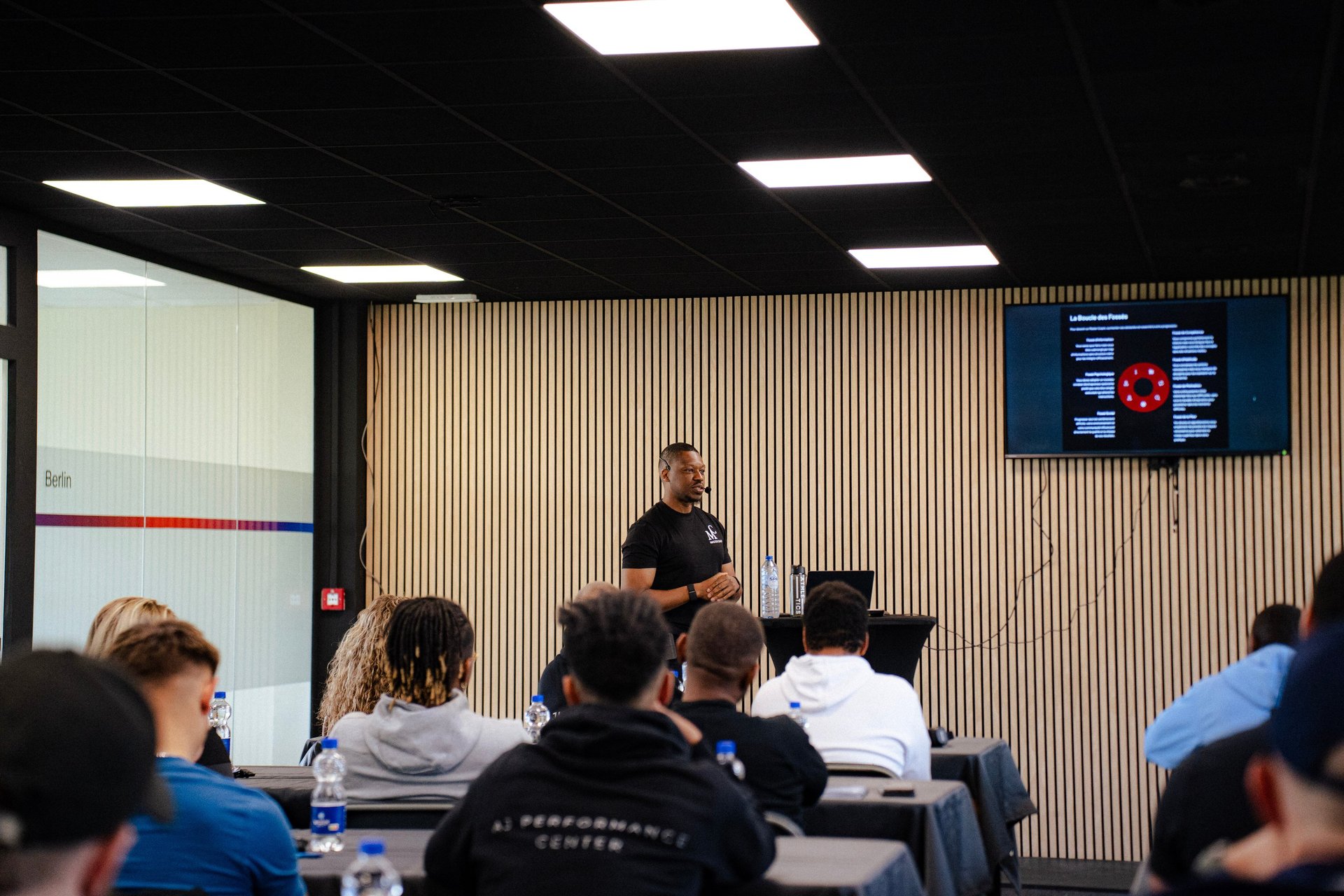 gray computer monitor