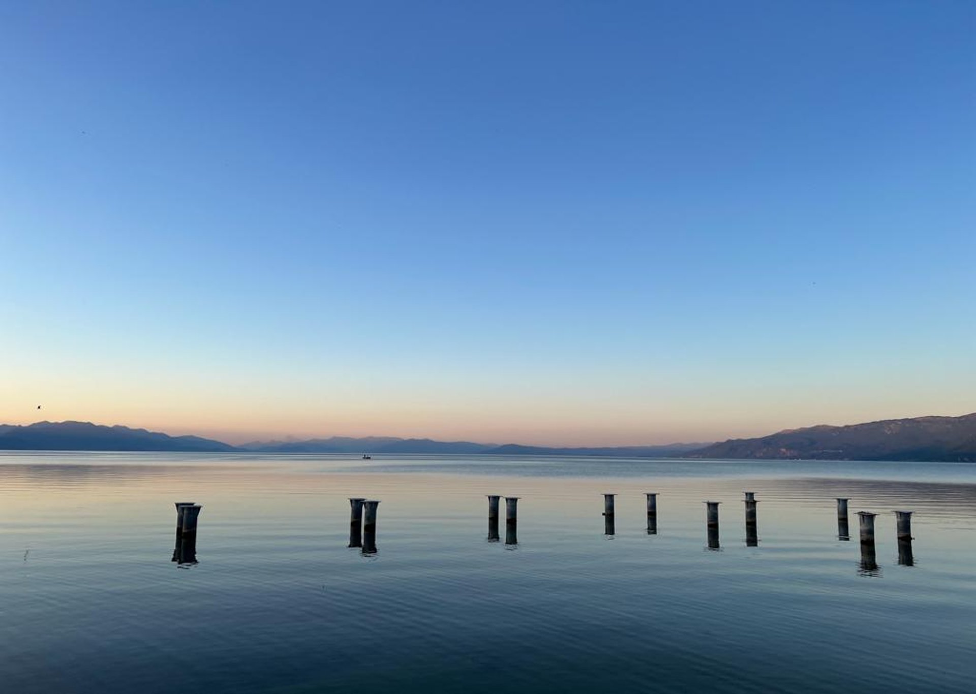 ocean waves crashing on shore during daytime