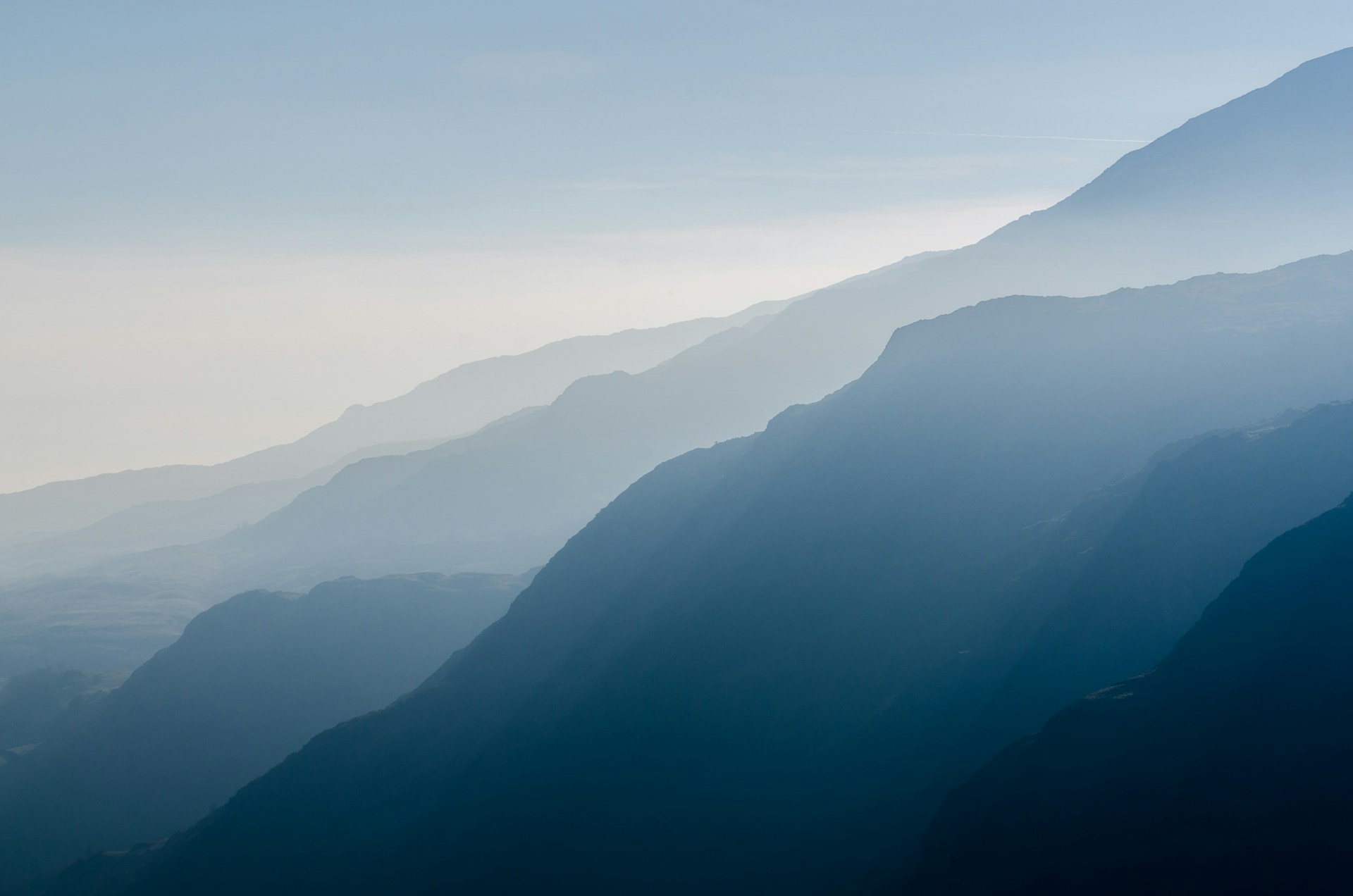 blue mountains at daytime