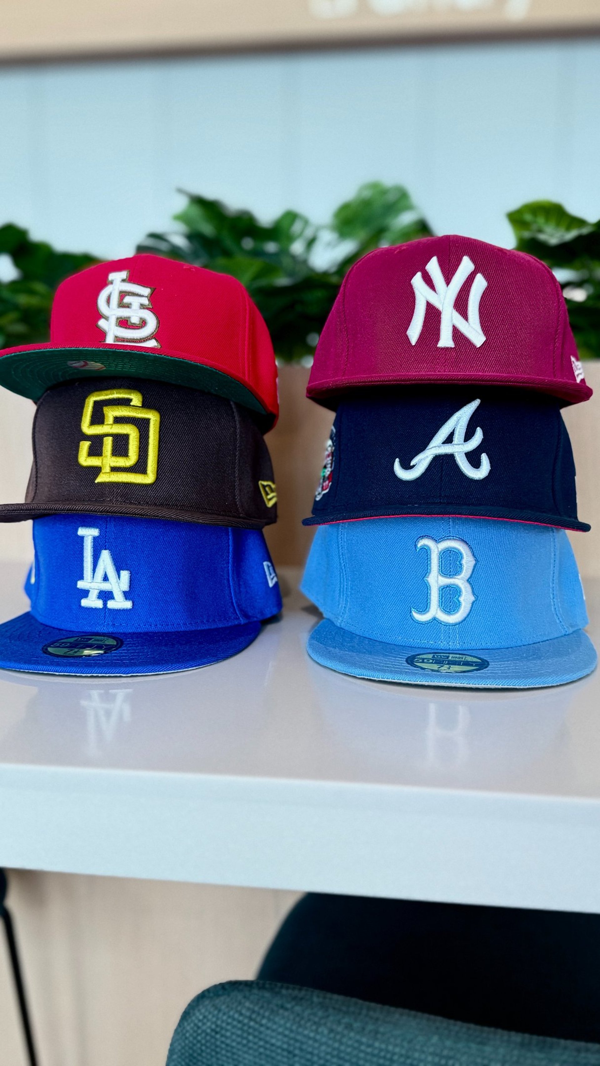 gray computer monitor