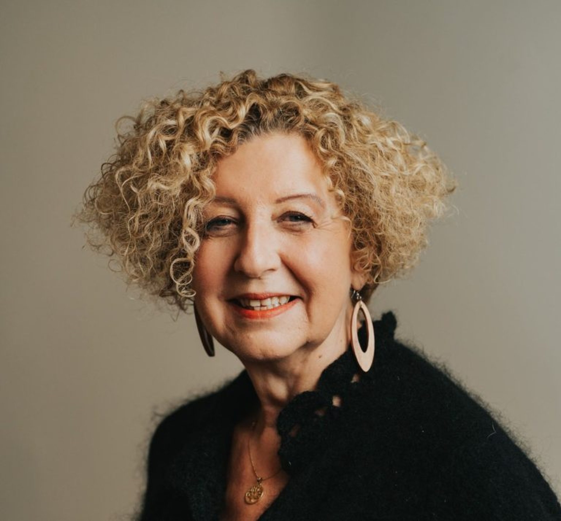 woman wearing gray jacket