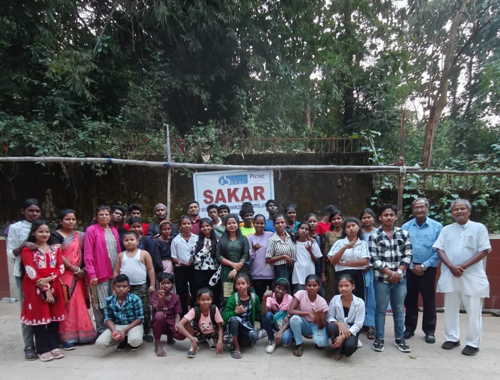 gray computer monitor