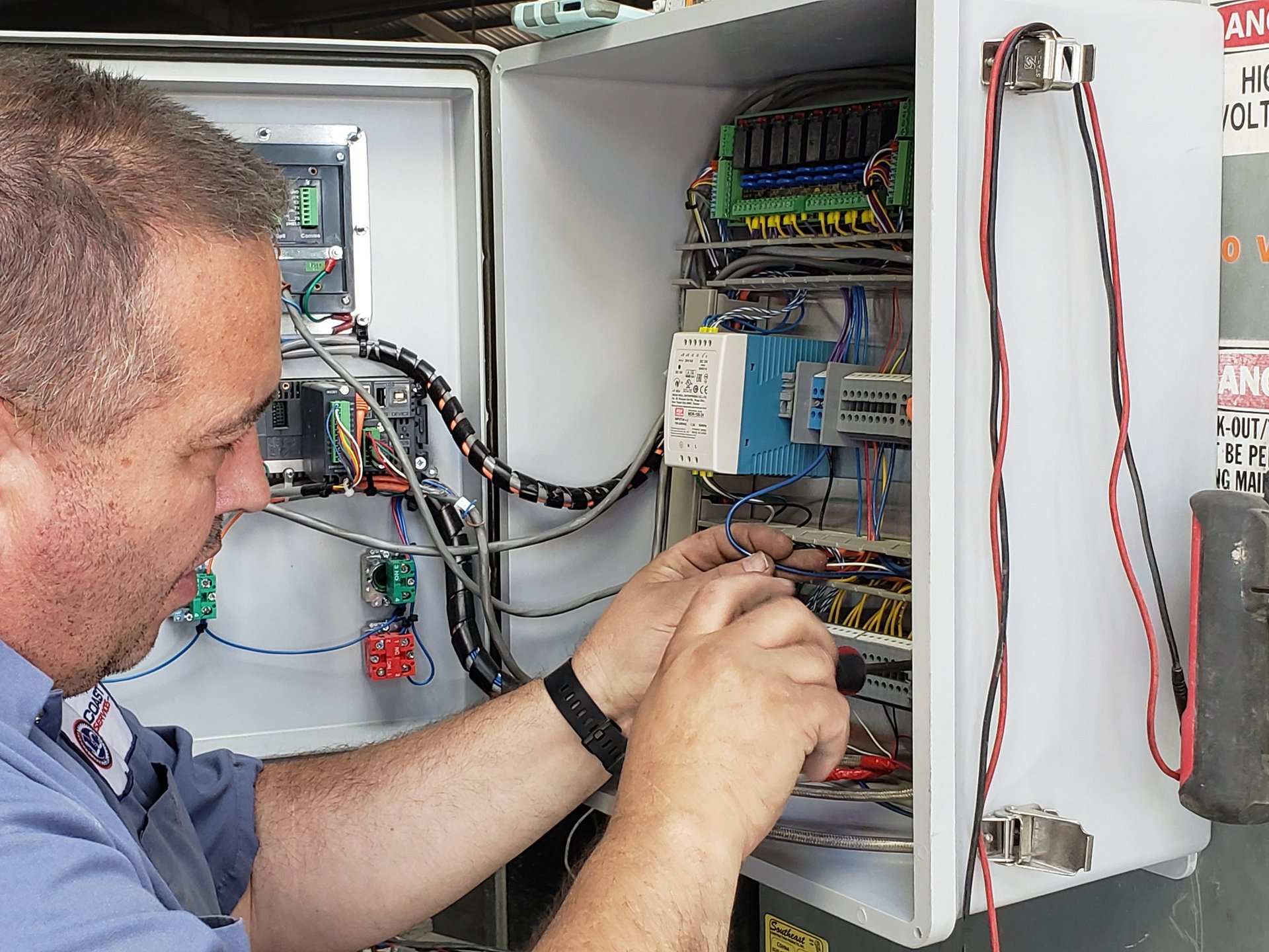 an abstract photo of a curved building with a blue sky in the background