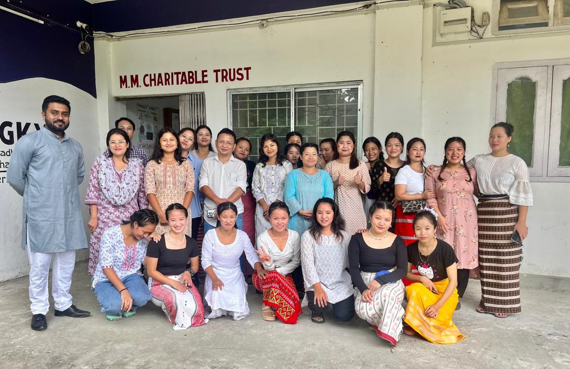 gray computer monitor