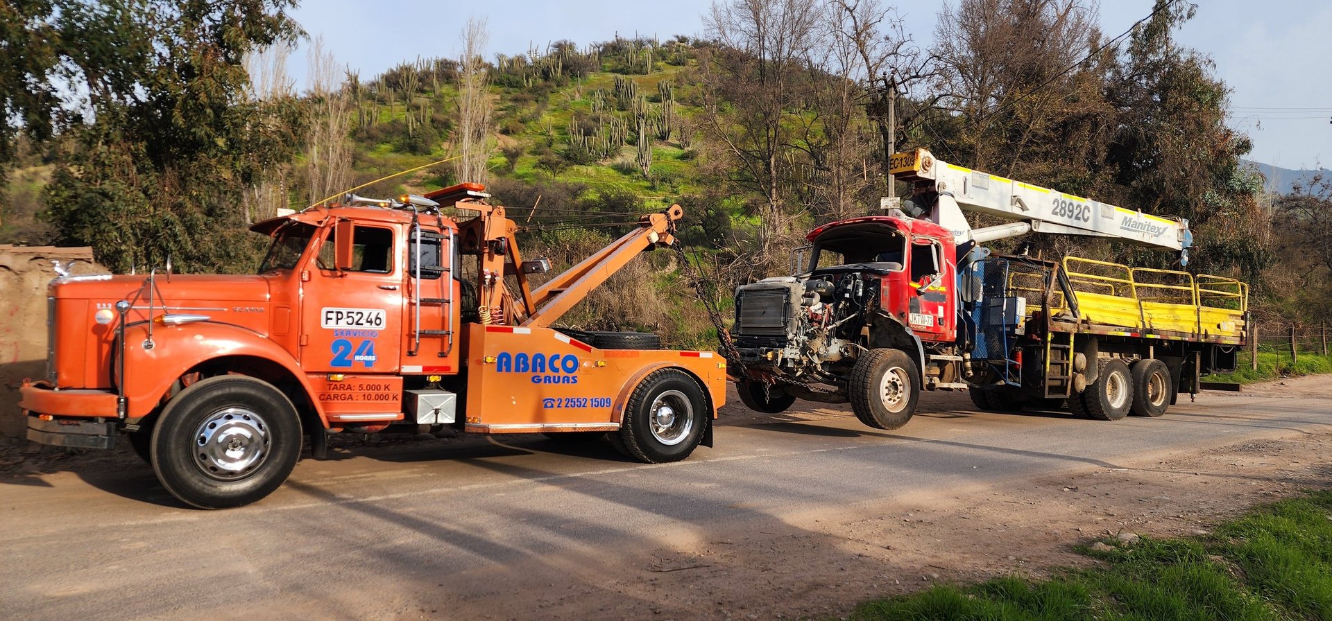 Grúa de transporte de vehículos de Ábaco Grúas, equipada para el traslado seguro de automóviles y camiones