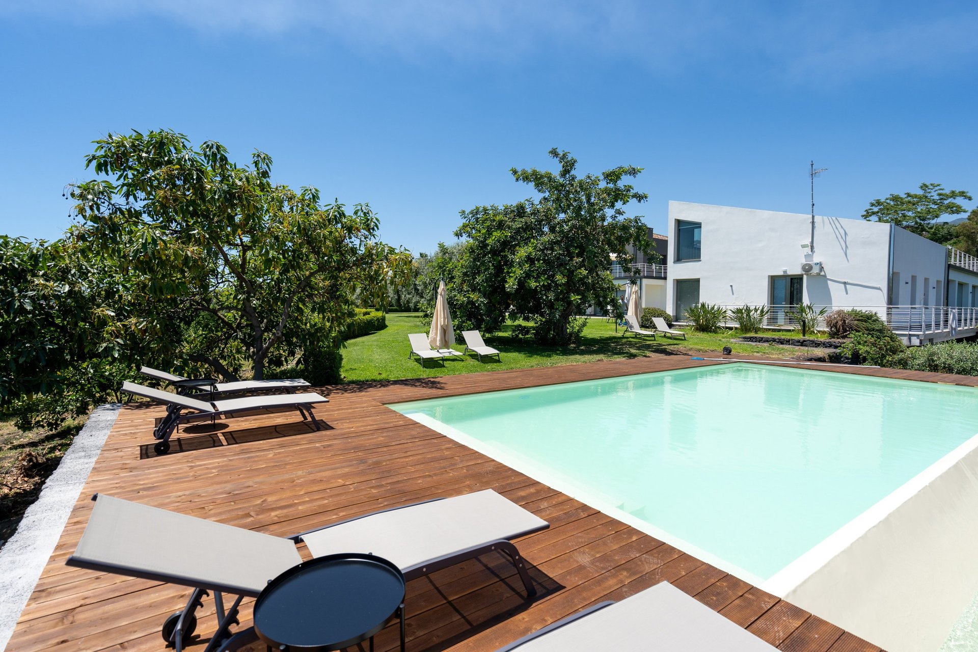 black and white bed linen