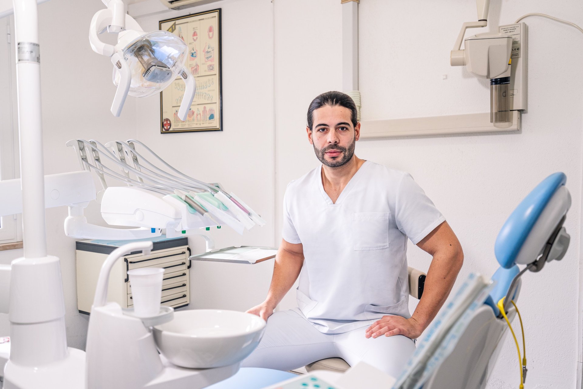 gray computer monitor