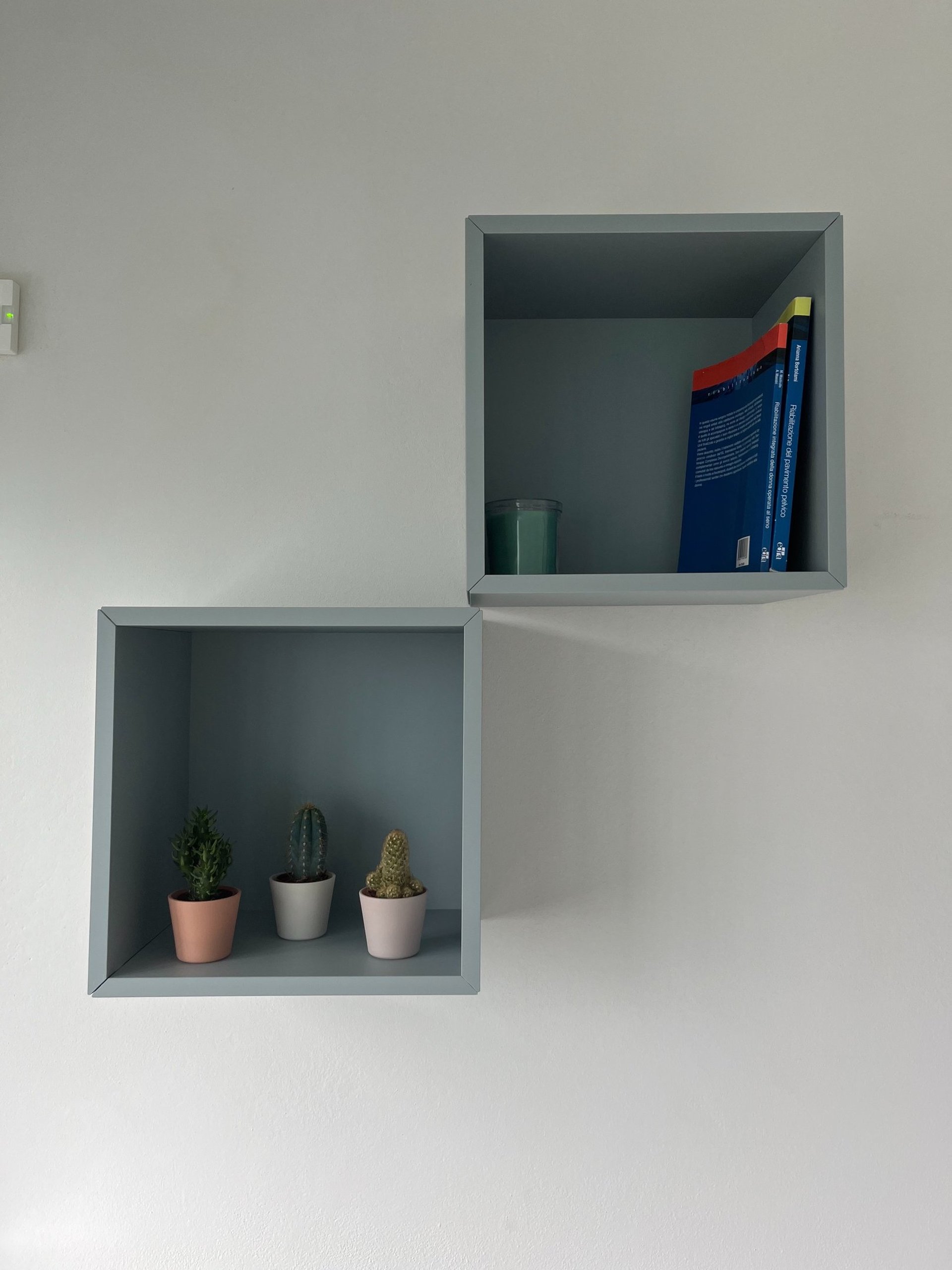 gray computer monitor