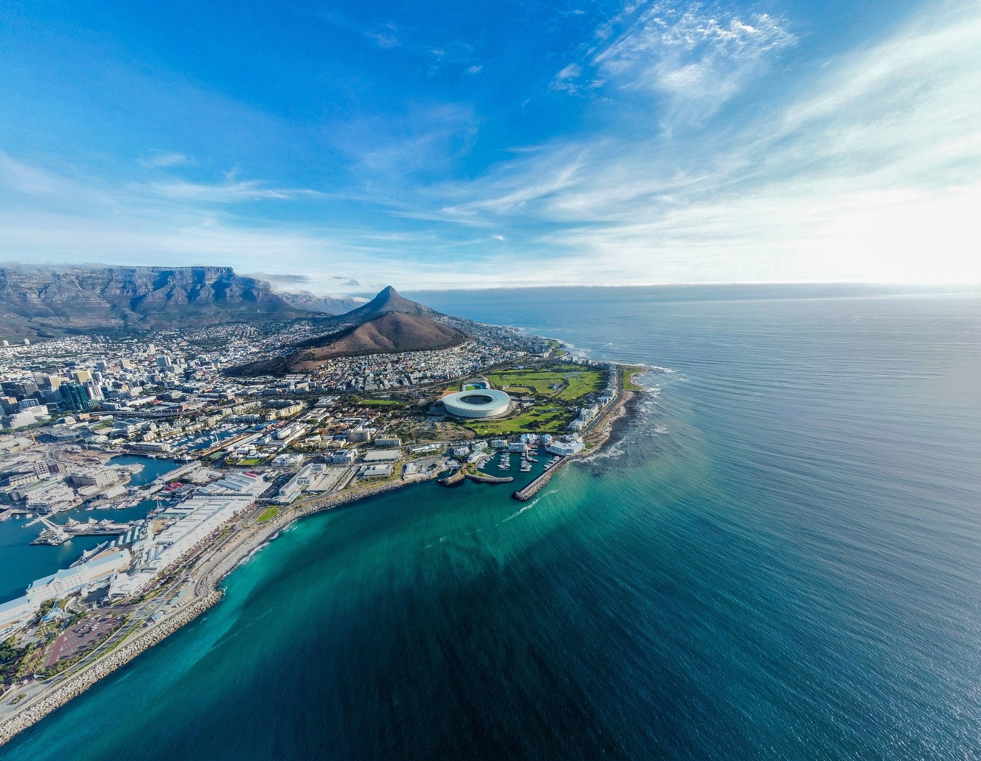 ocean waves crashing on rocks during daytime
