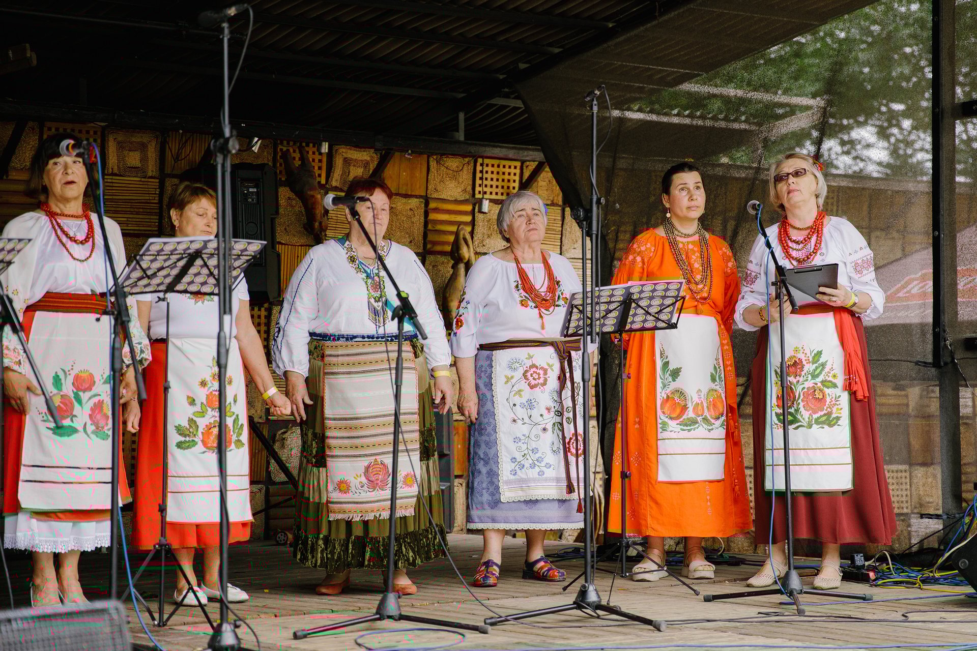 black and white bed linen