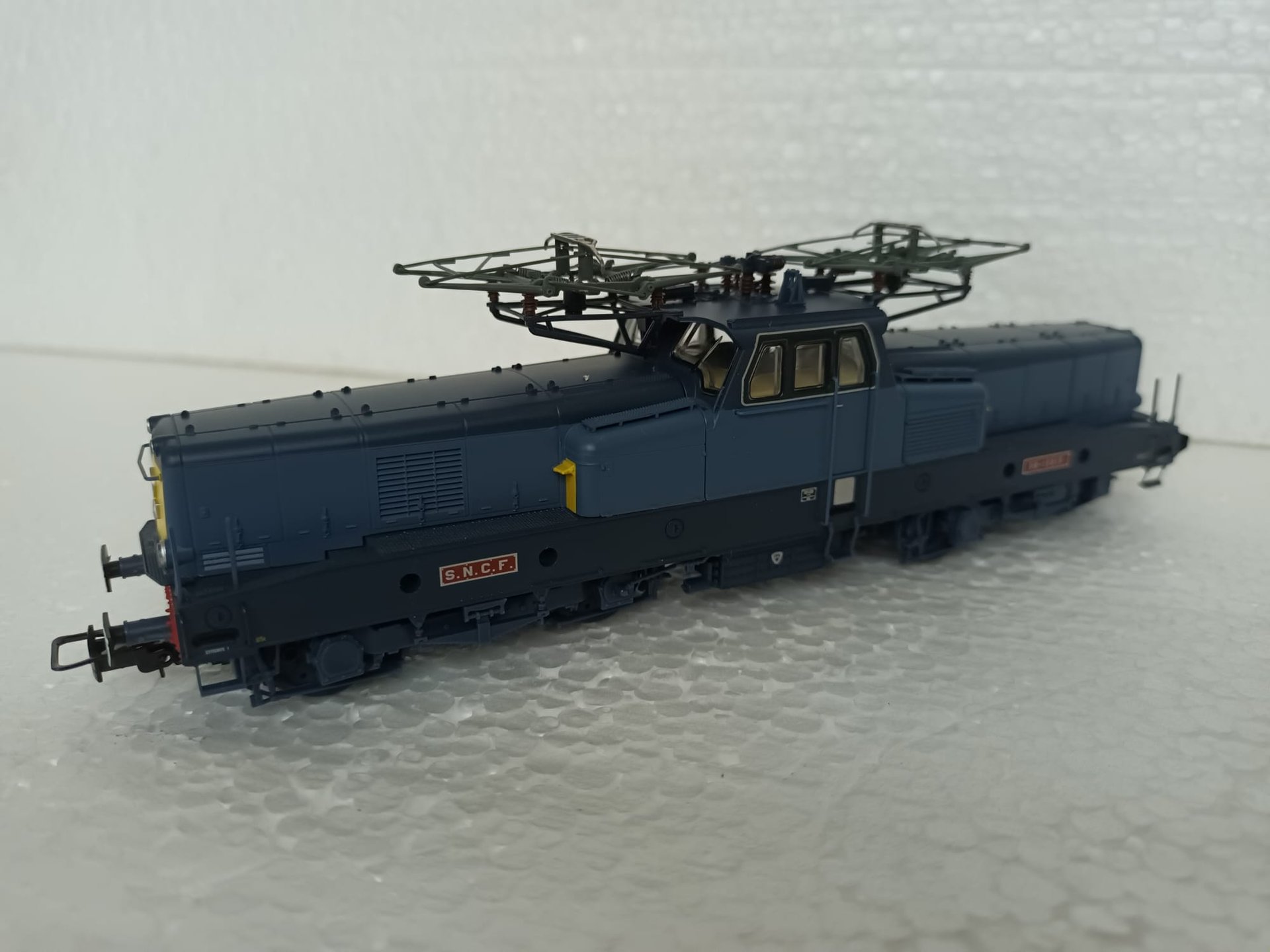 an abstract photo of a curved building with a blue sky in the background