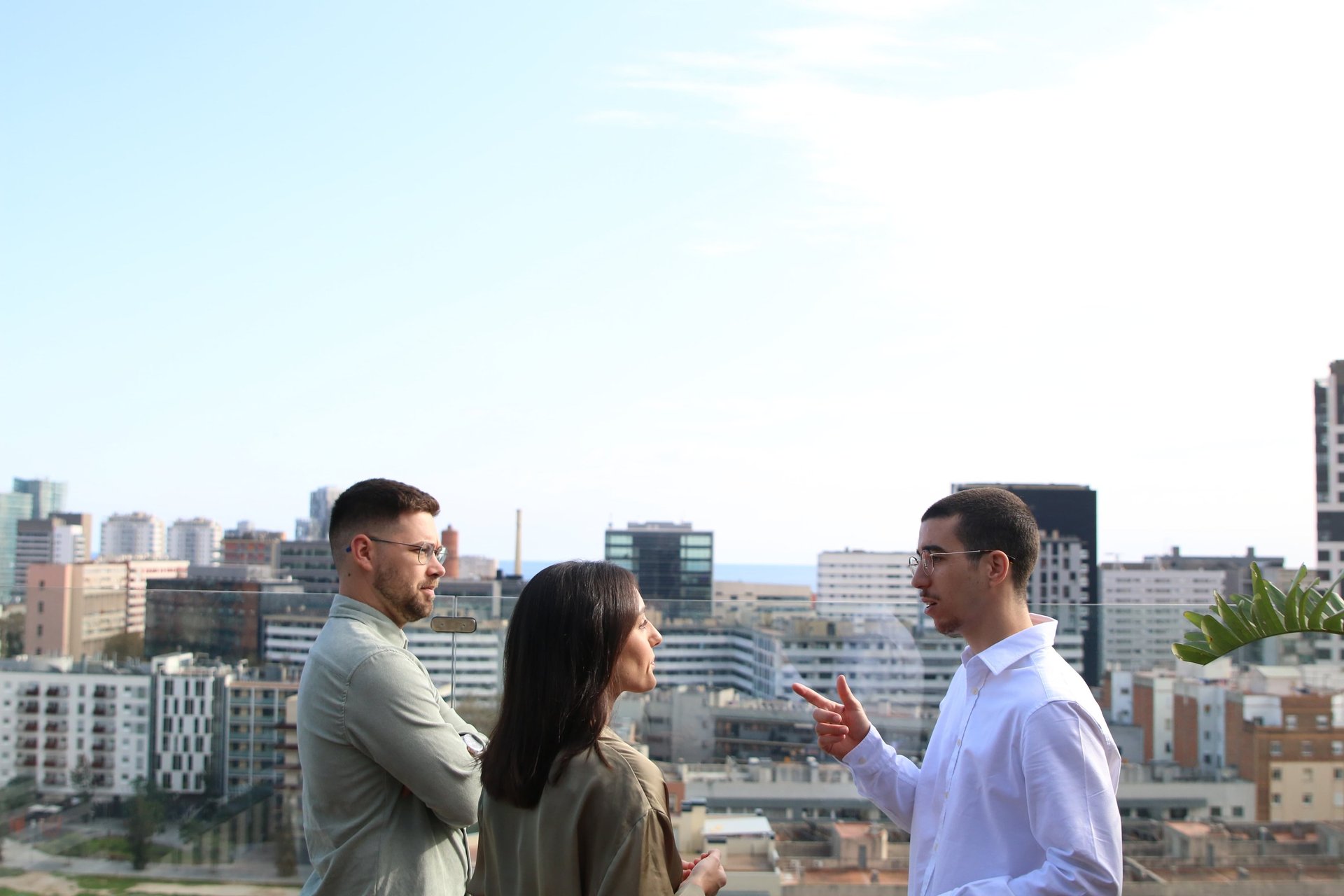 Miembros del equipo Kiplox conversando en Barcelona, con la ciudad de fondo