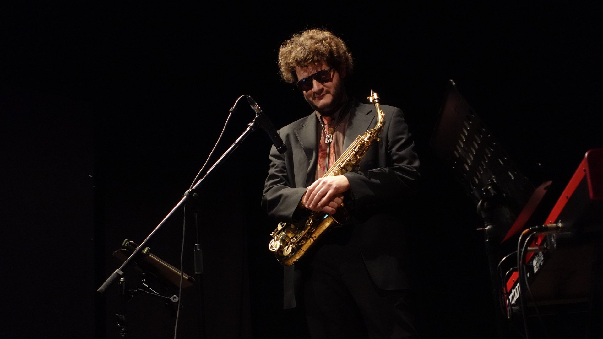 gray computer monitor