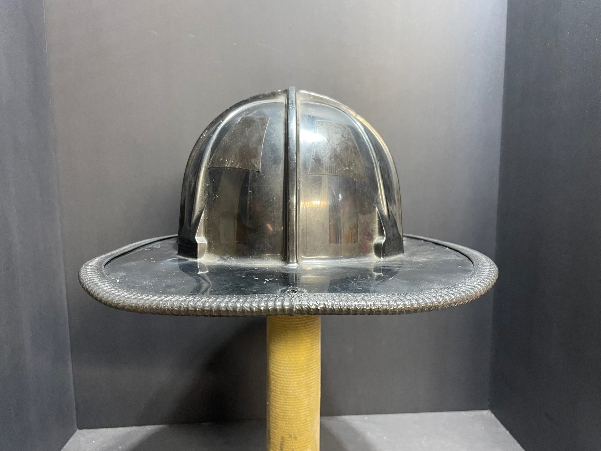 gray computer monitor