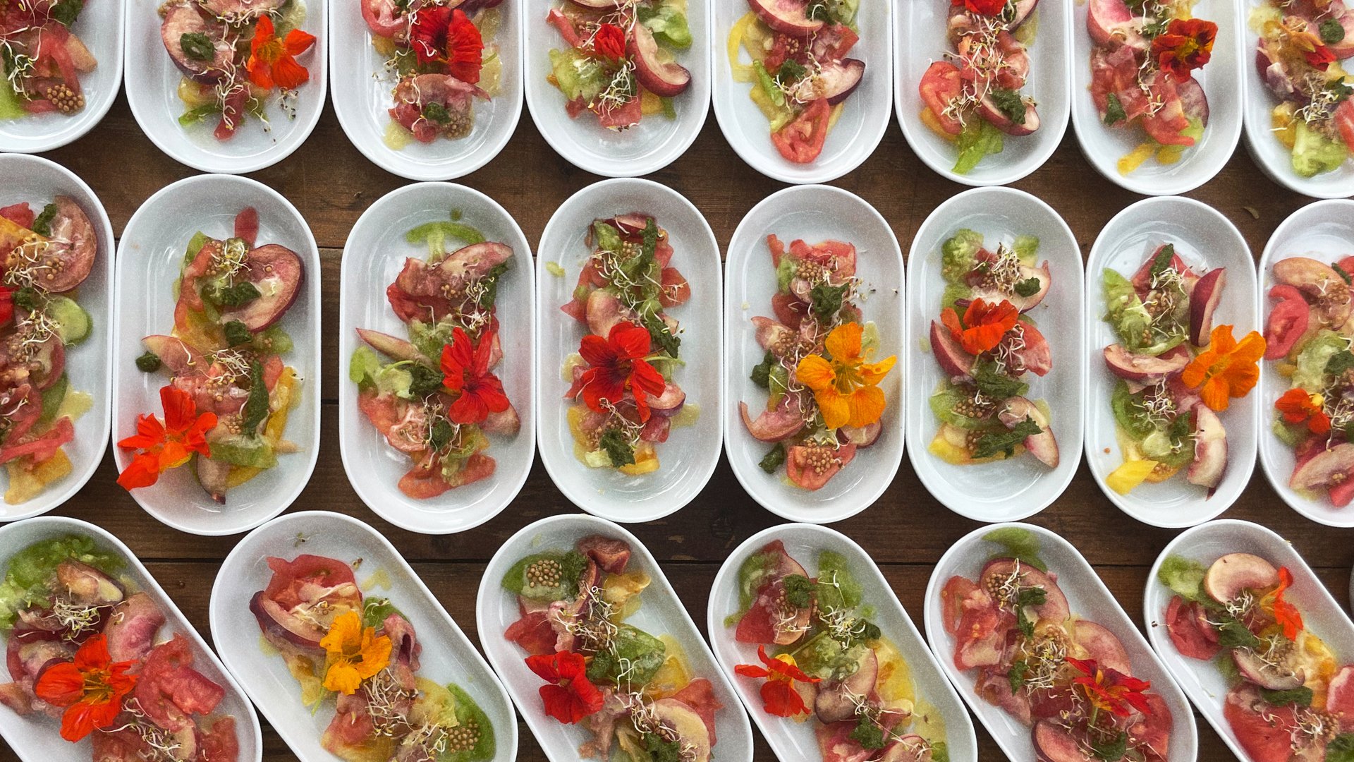 Buffet de salades tomate pèche pesto basilic Ô Miracle Traiteur végétal végétarien Végan 