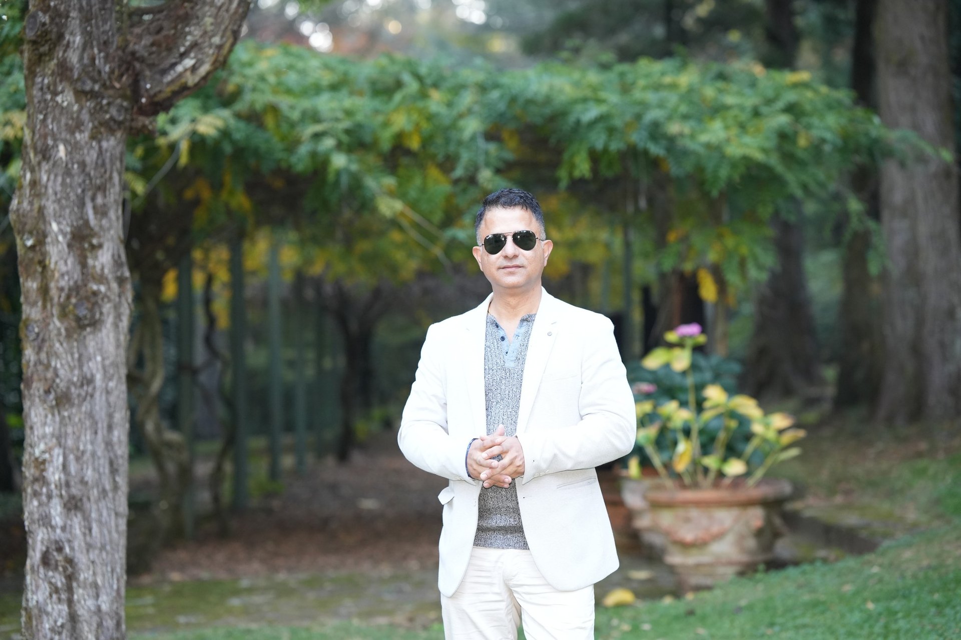 gray computer monitor