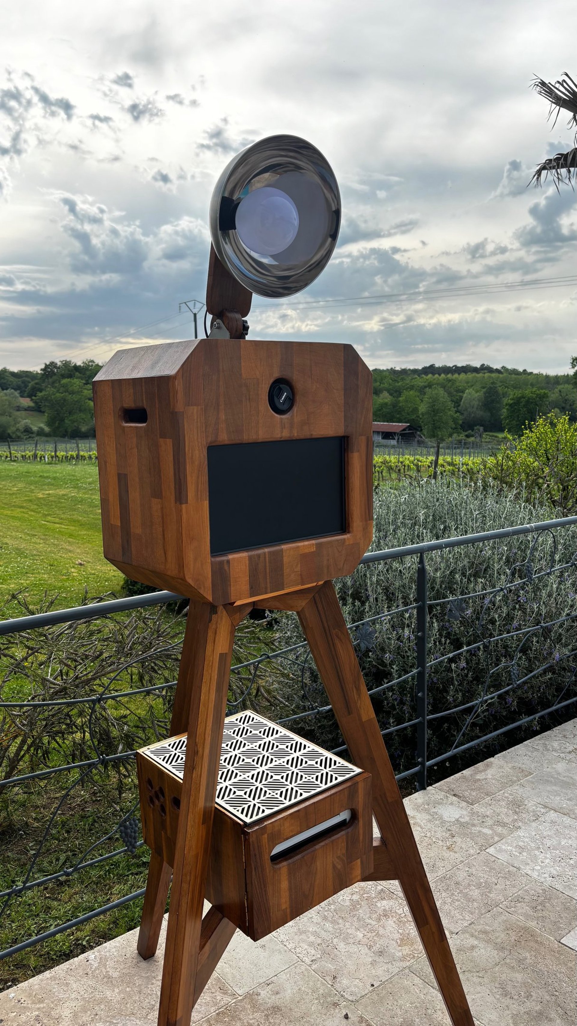 gray computer monitor