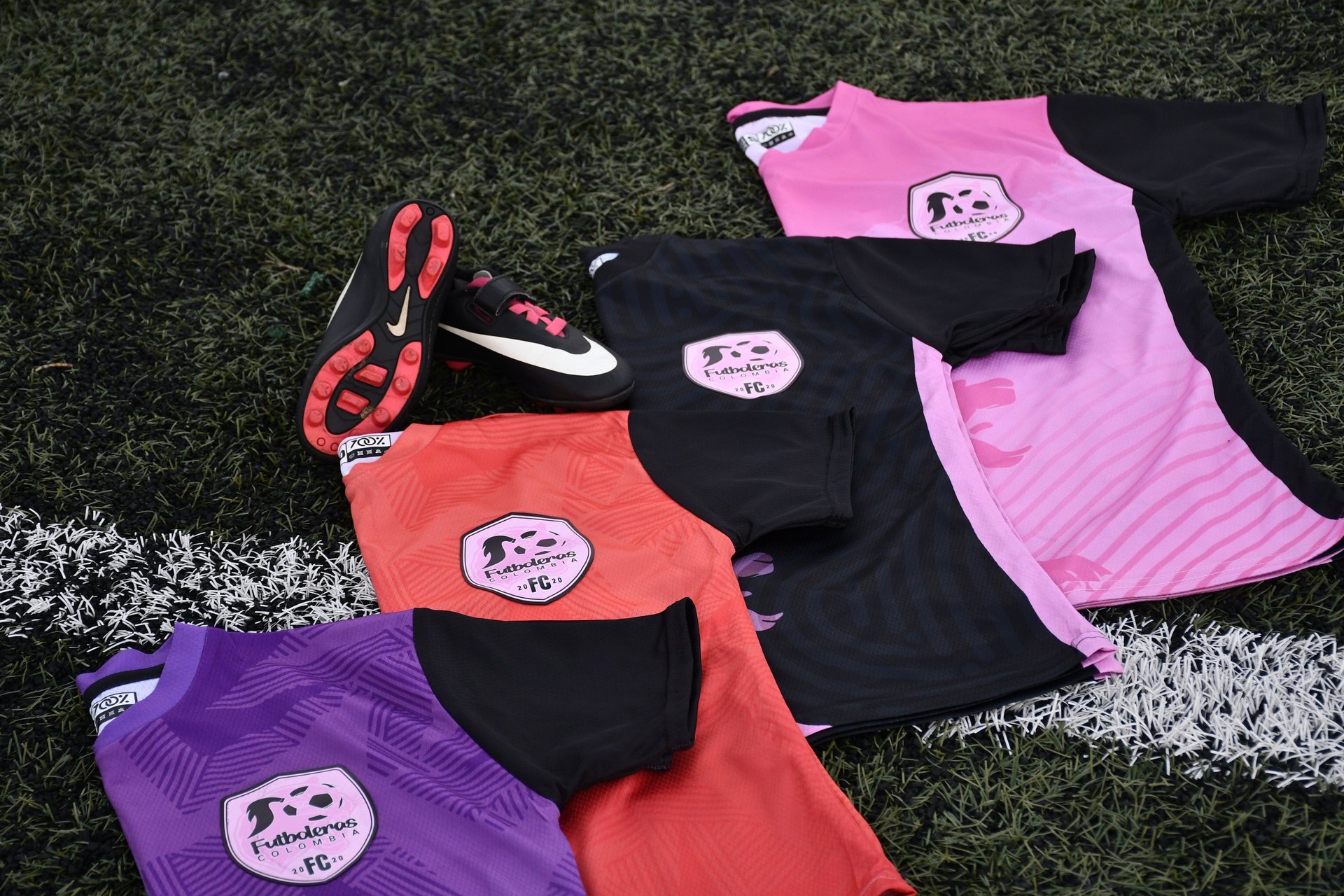 black and white bed linen