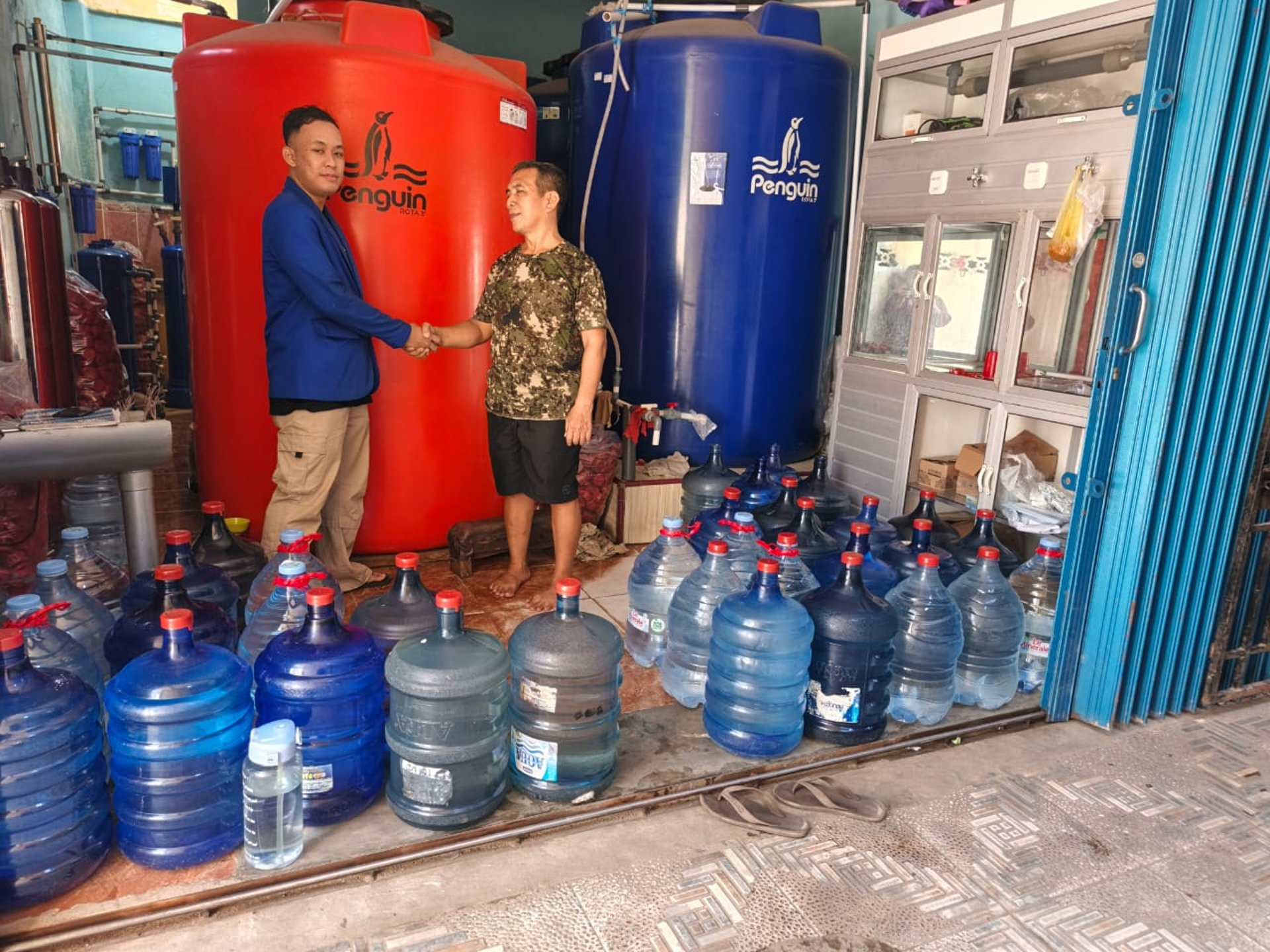 gray computer monitor