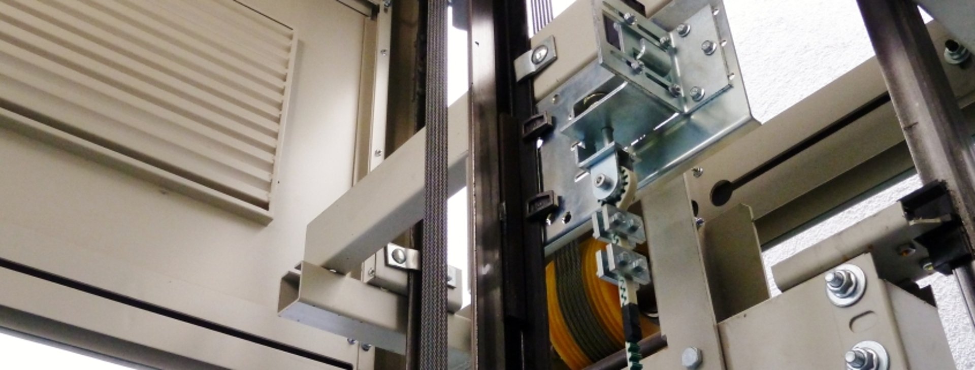 gray computer monitor