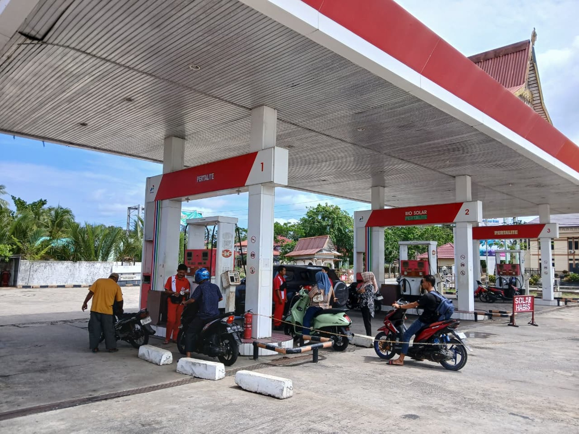 gray computer monitor