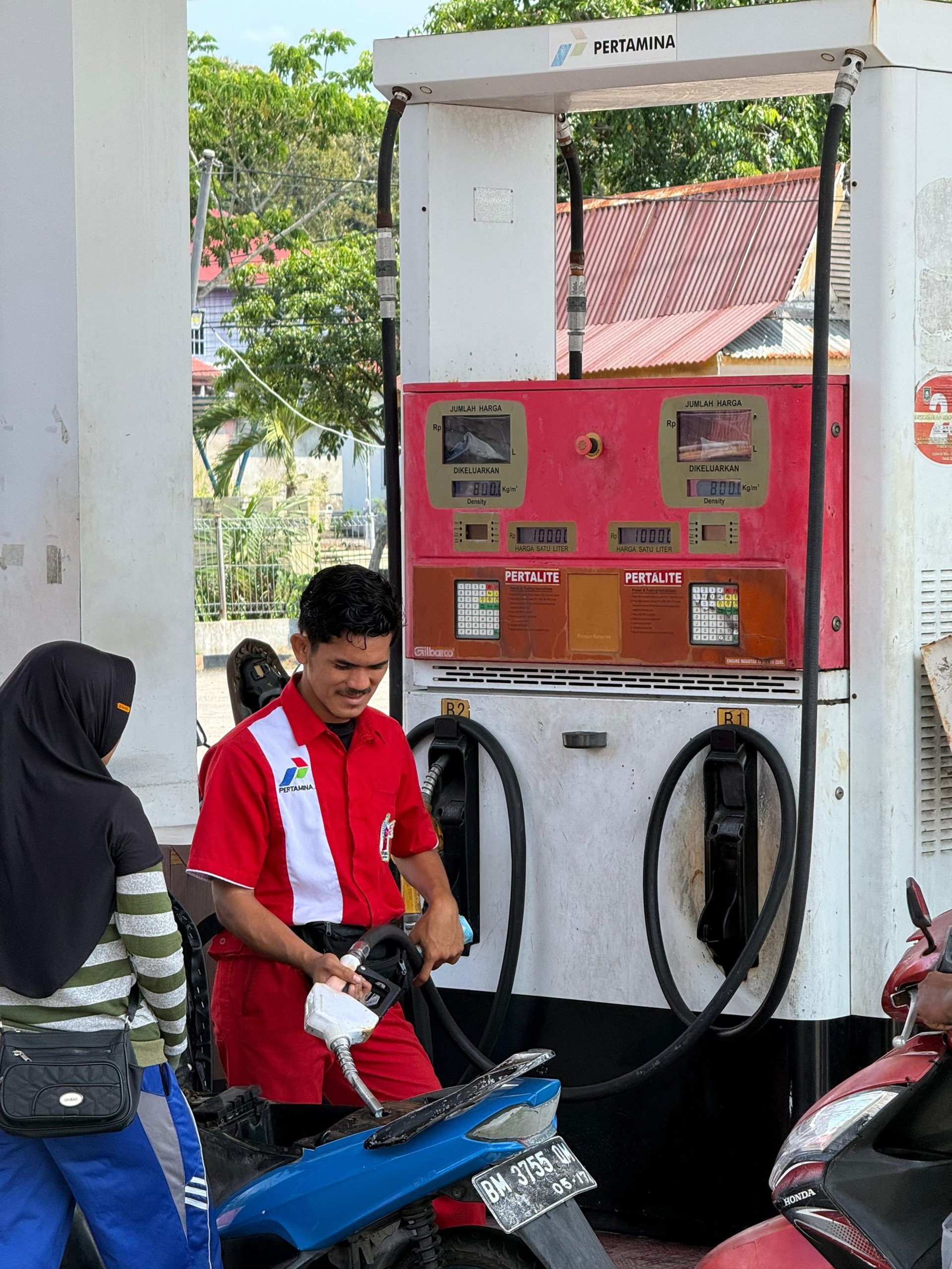 an abstract photo of a curved building with a blue sky in the background