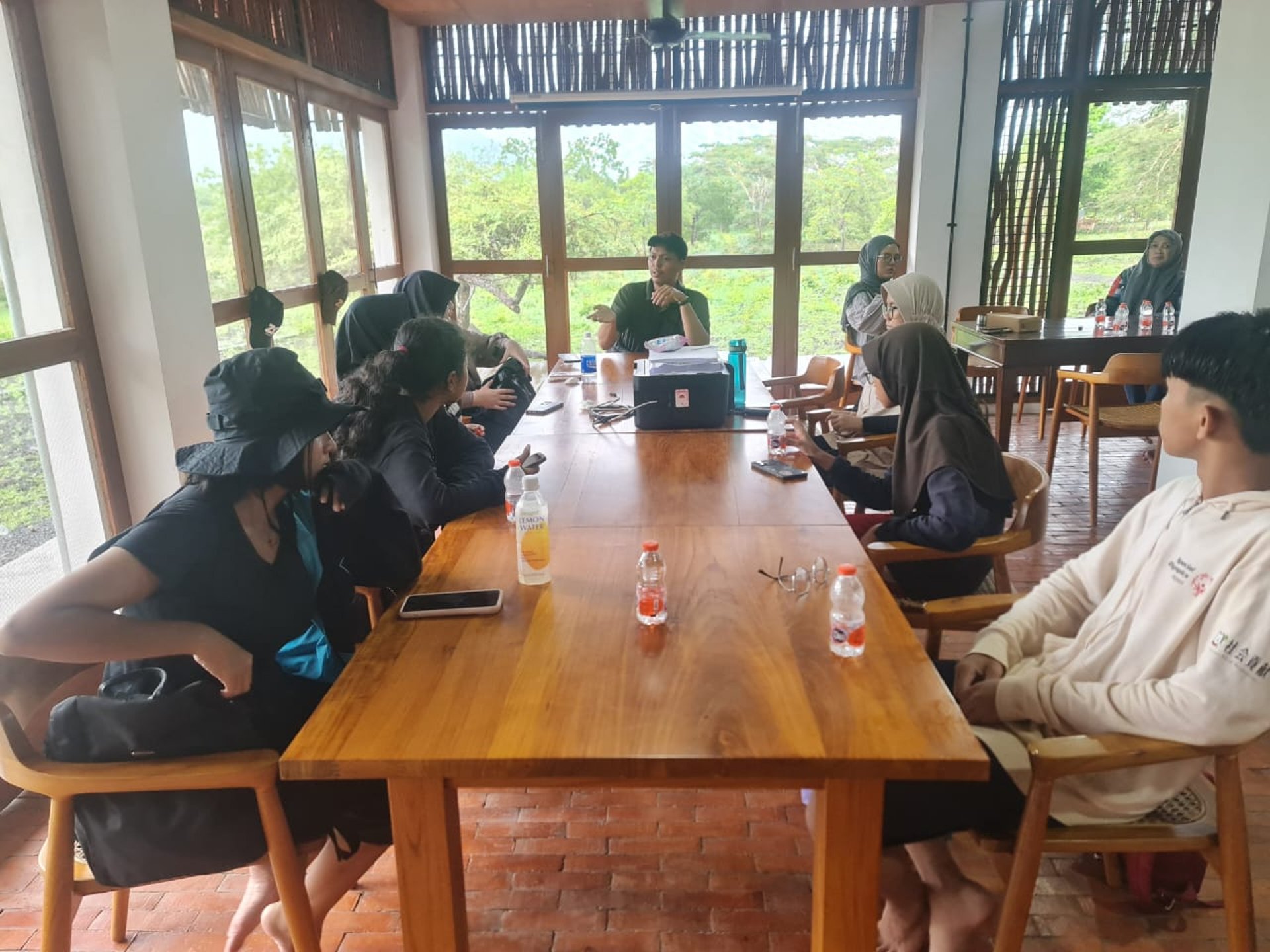 gray computer monitor