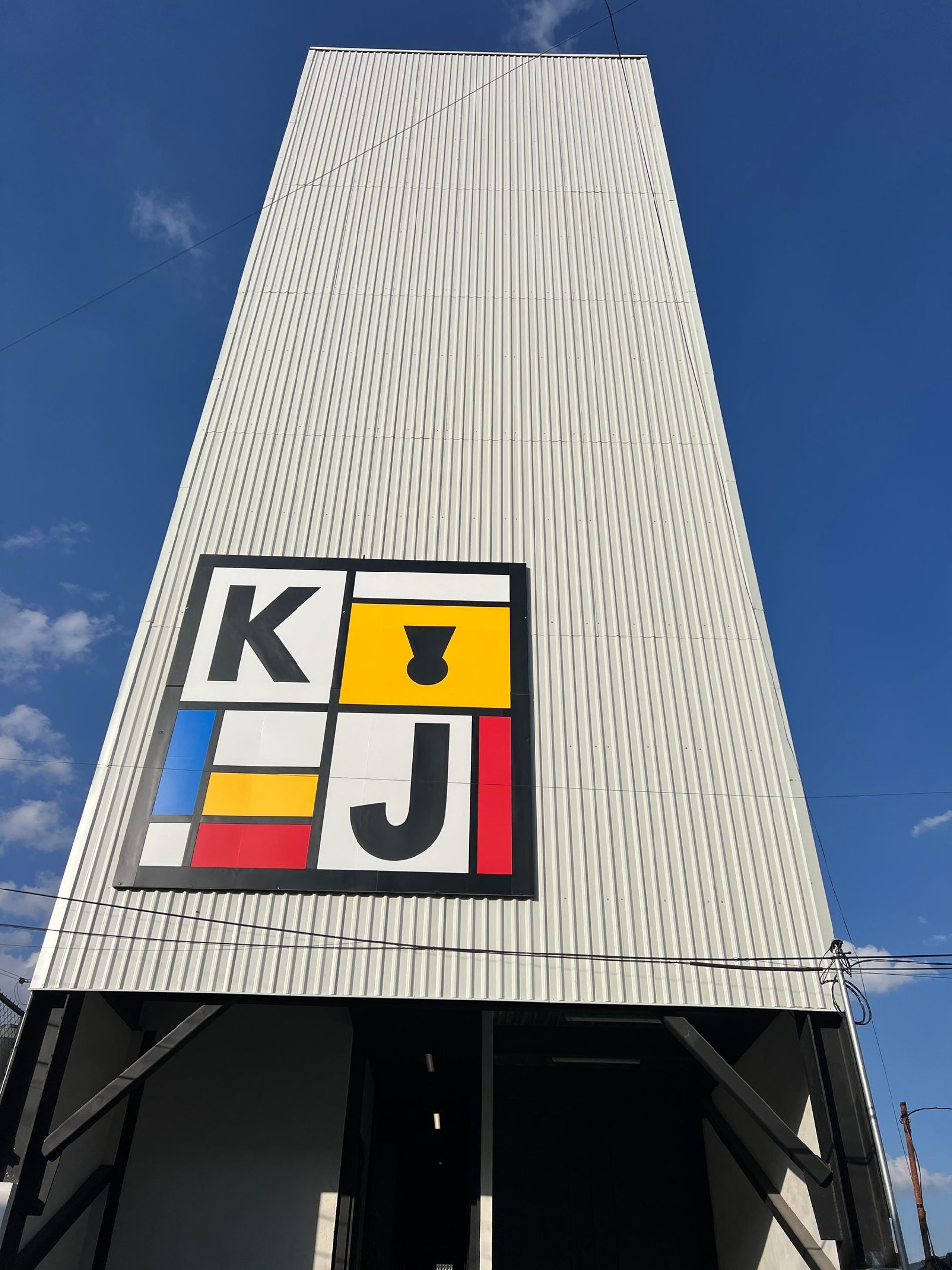 gray computer monitor