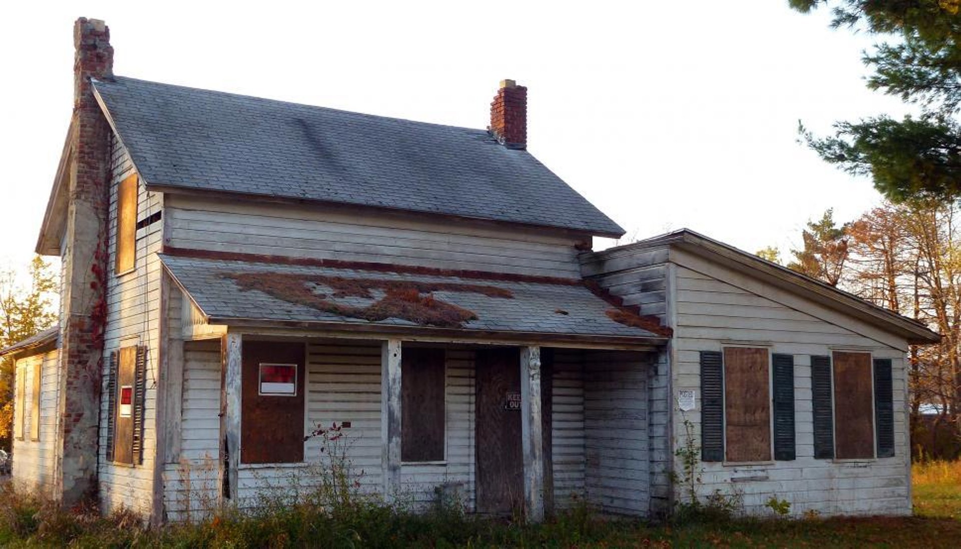 gray computer monitor