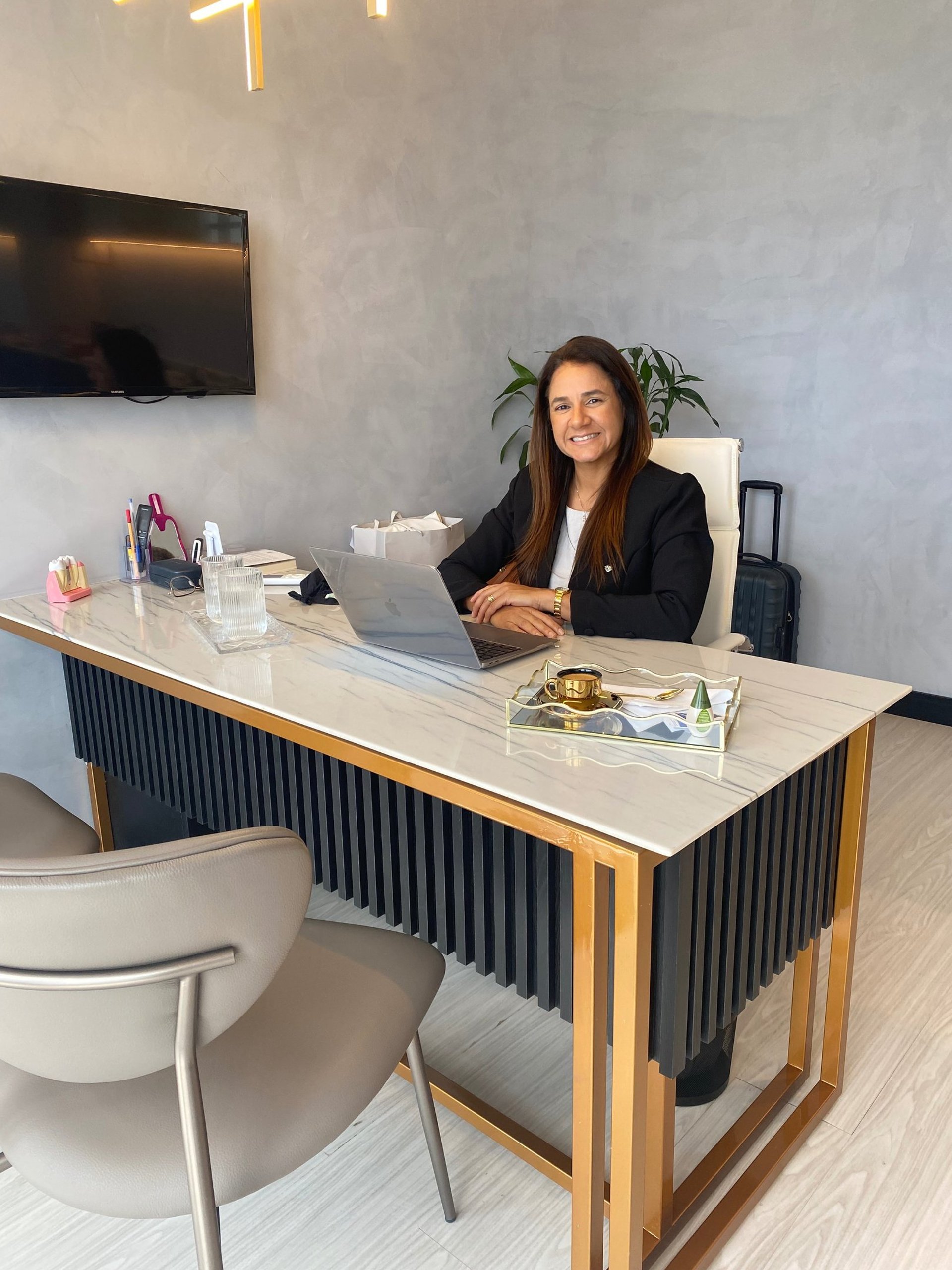 gray computer monitor