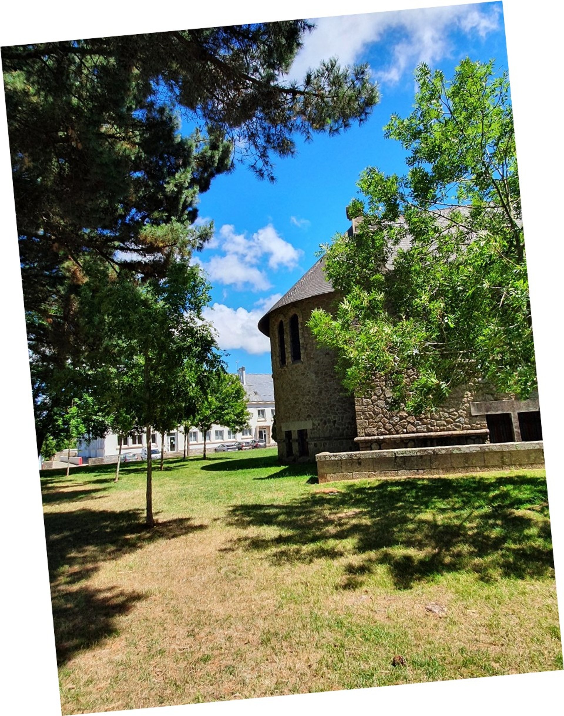 gray computer monitor