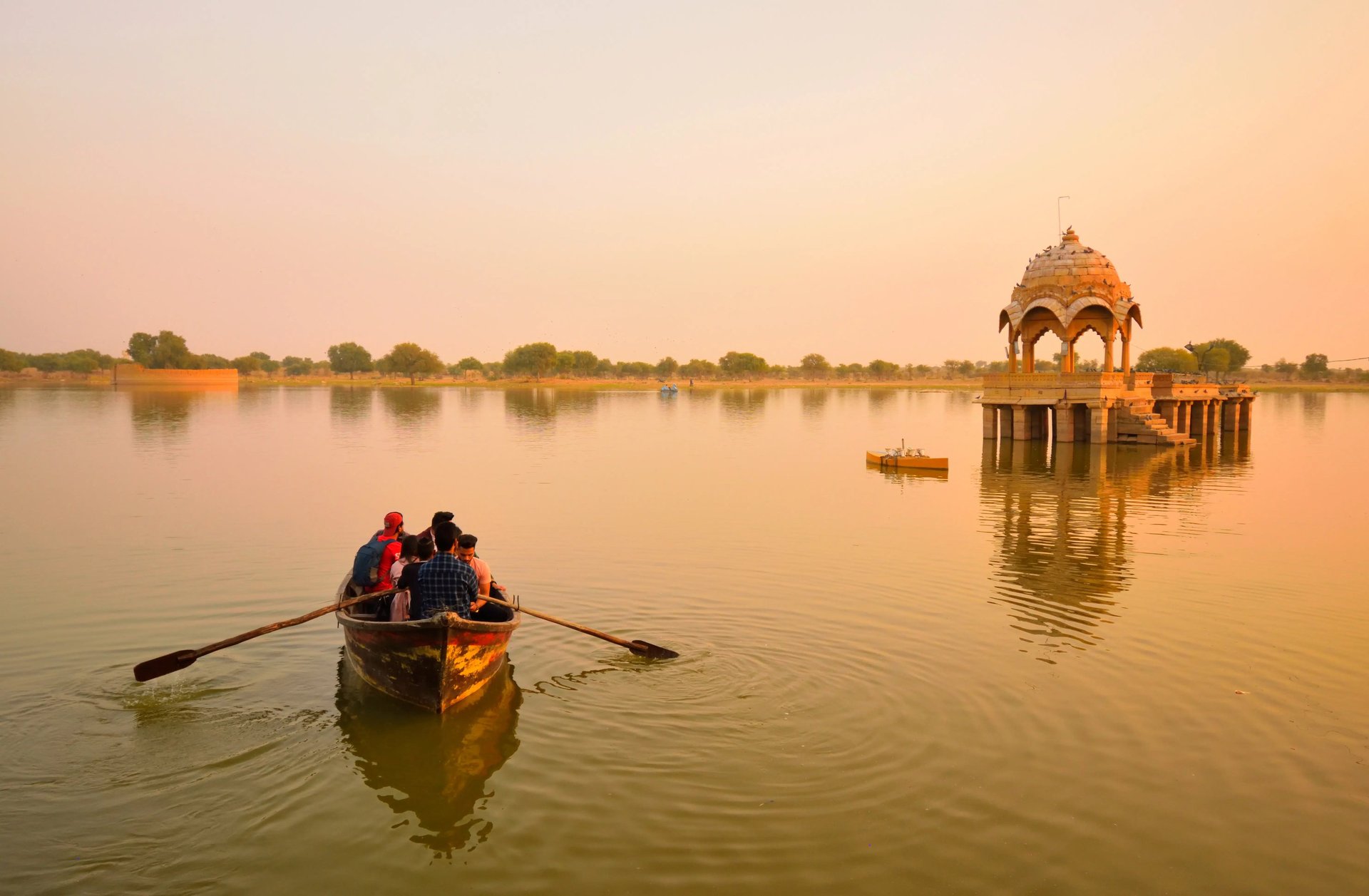 gray computer monitor