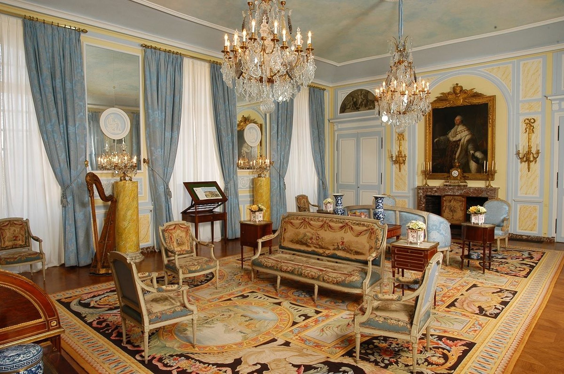 black and white bed linen