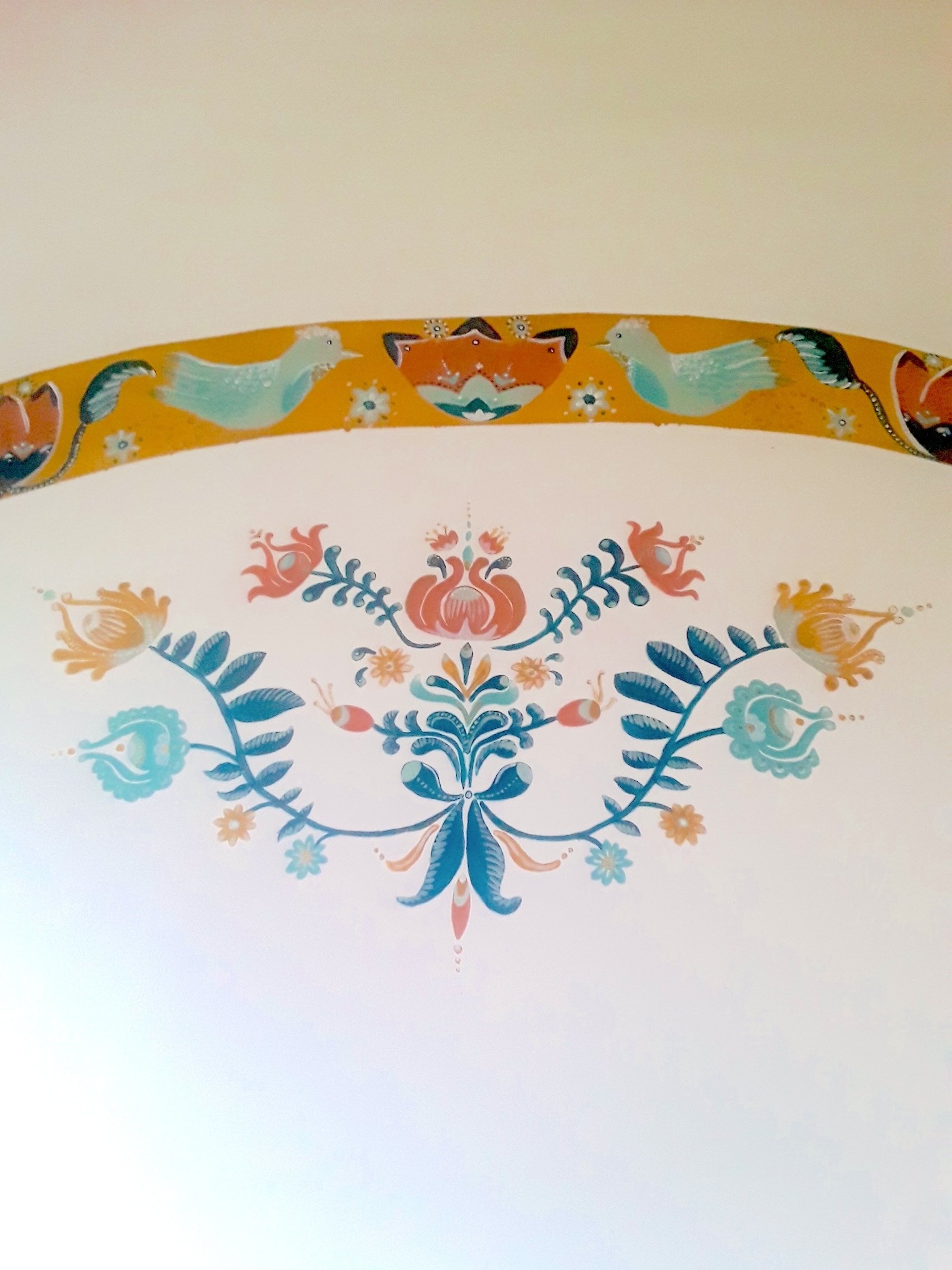 Arabesques fleuries et végétales pour une arche de lit mise en peinture par Fresh Fresque
