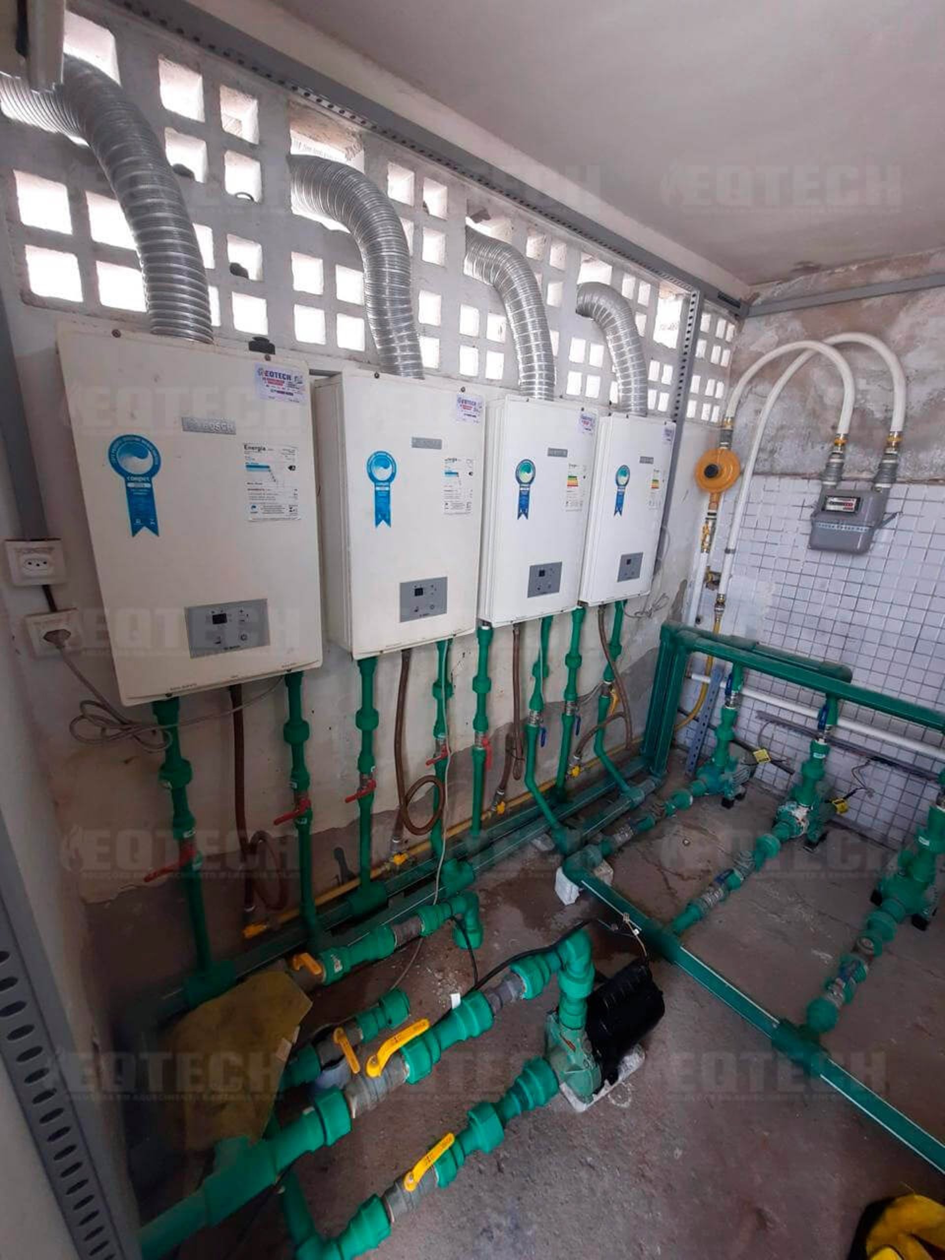 Sala com aquecedores a gás