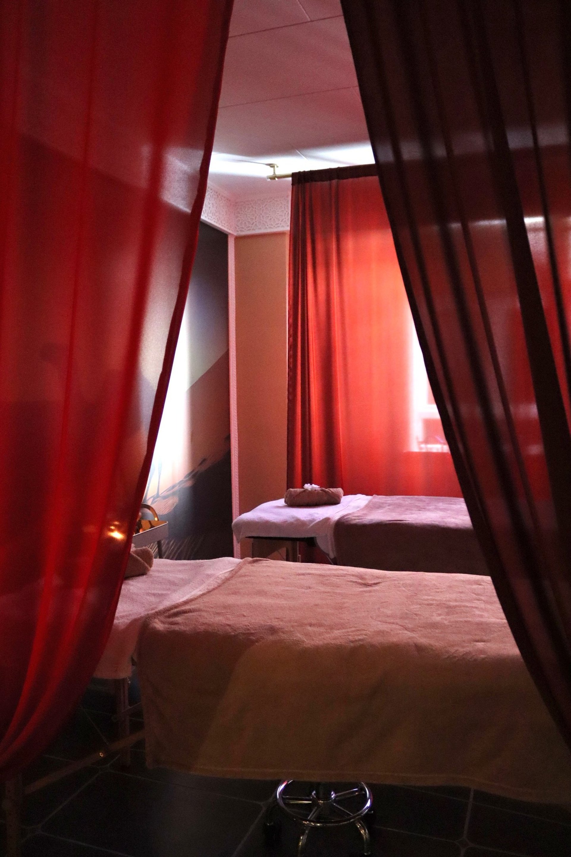 black and brown leather padded tub sofa