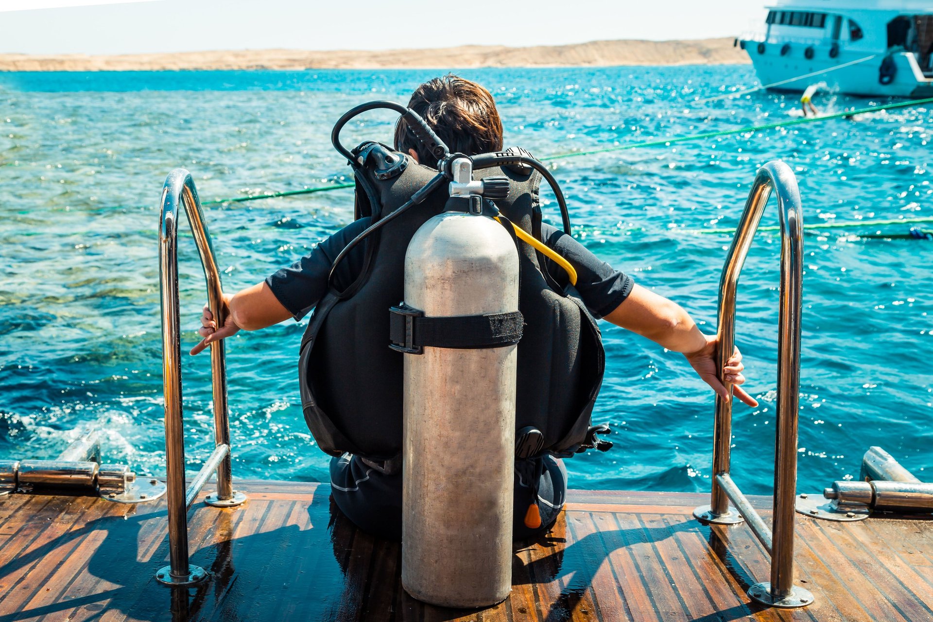 Taucher am Boot am Roten Meer mit Specialdive