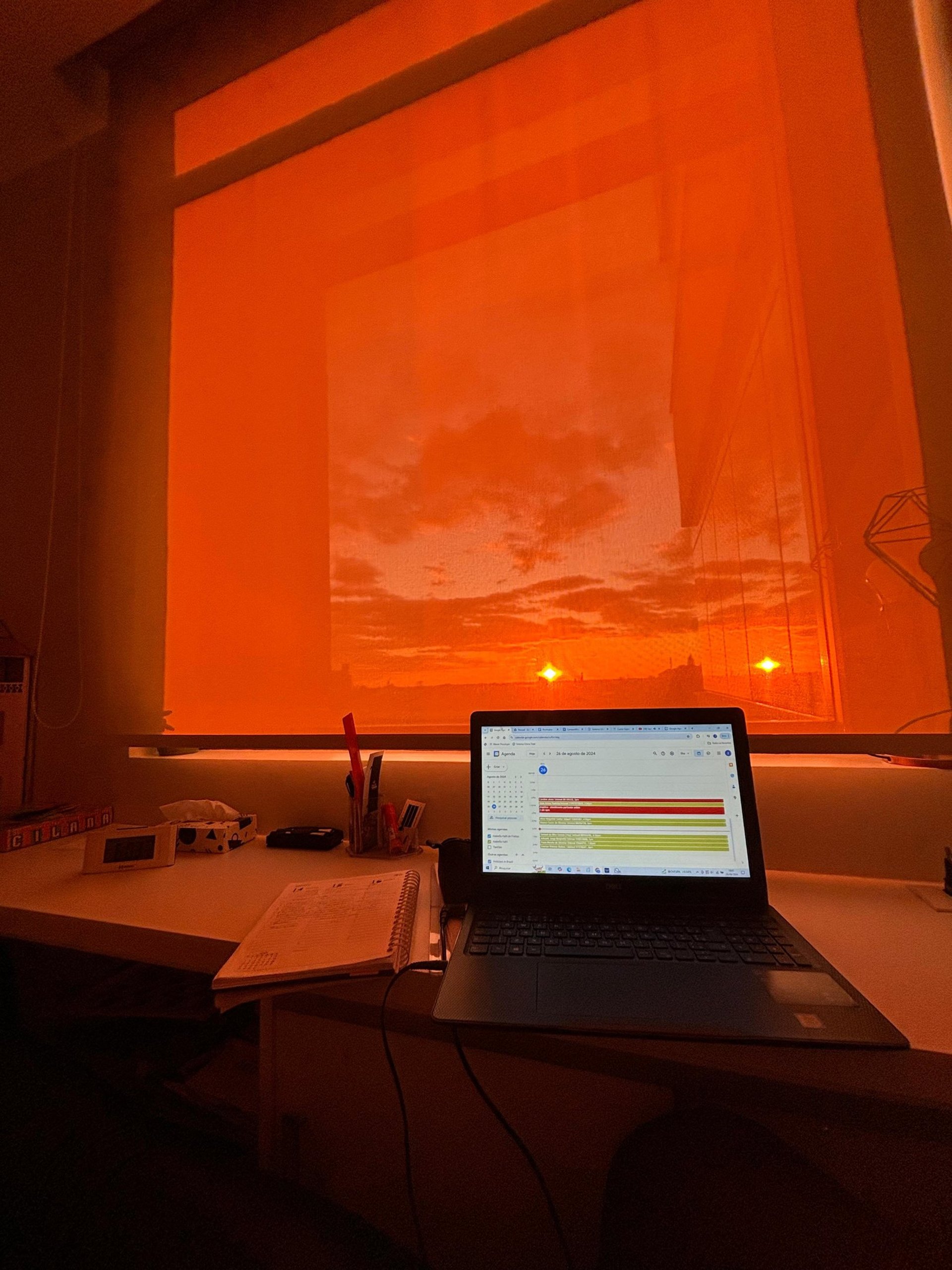 gray computer monitor