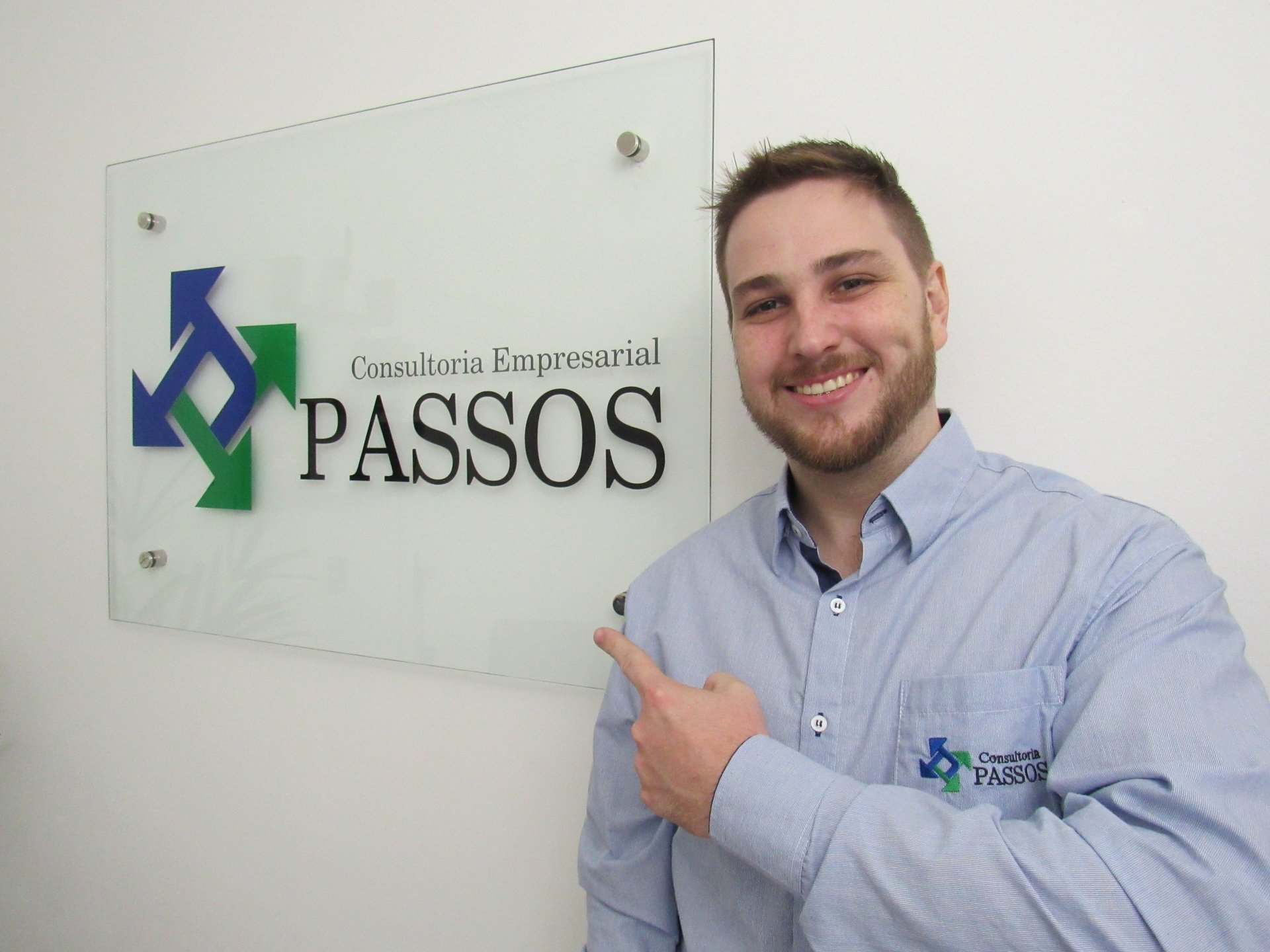 gray computer monitor