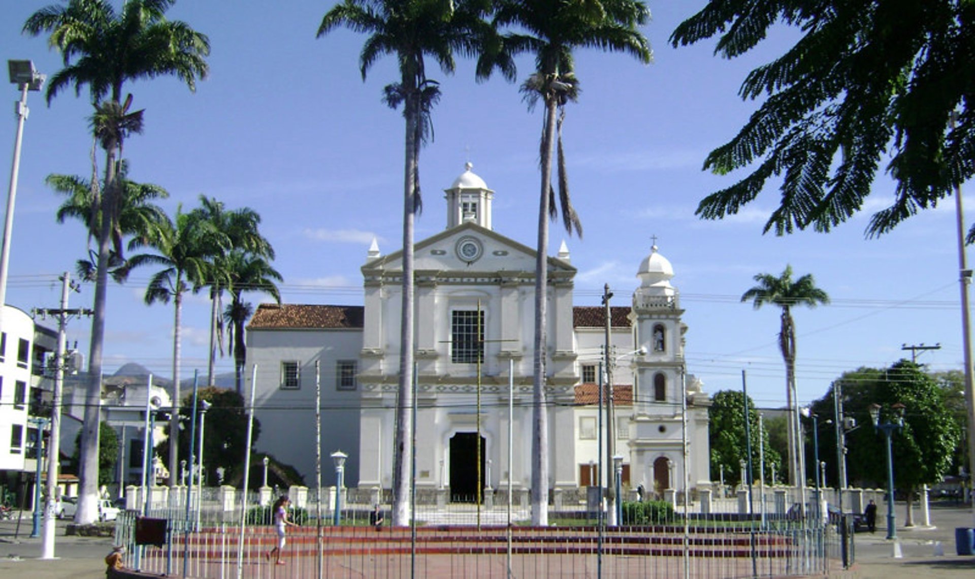 gray computer monitor